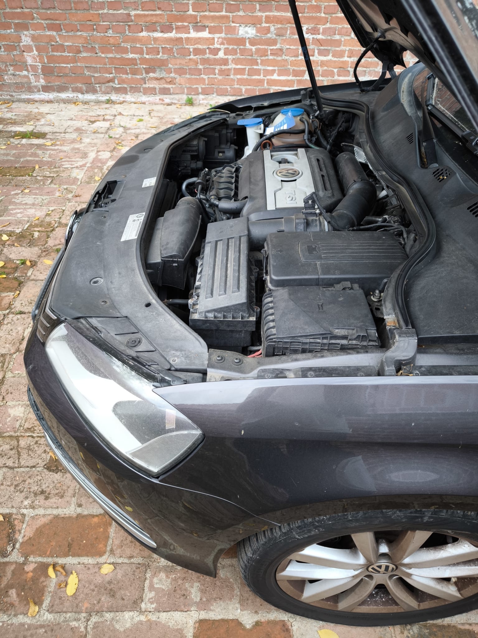 VW Passat mit geöffneteter Motorhaube und Motorschaden in Greven verkaufen