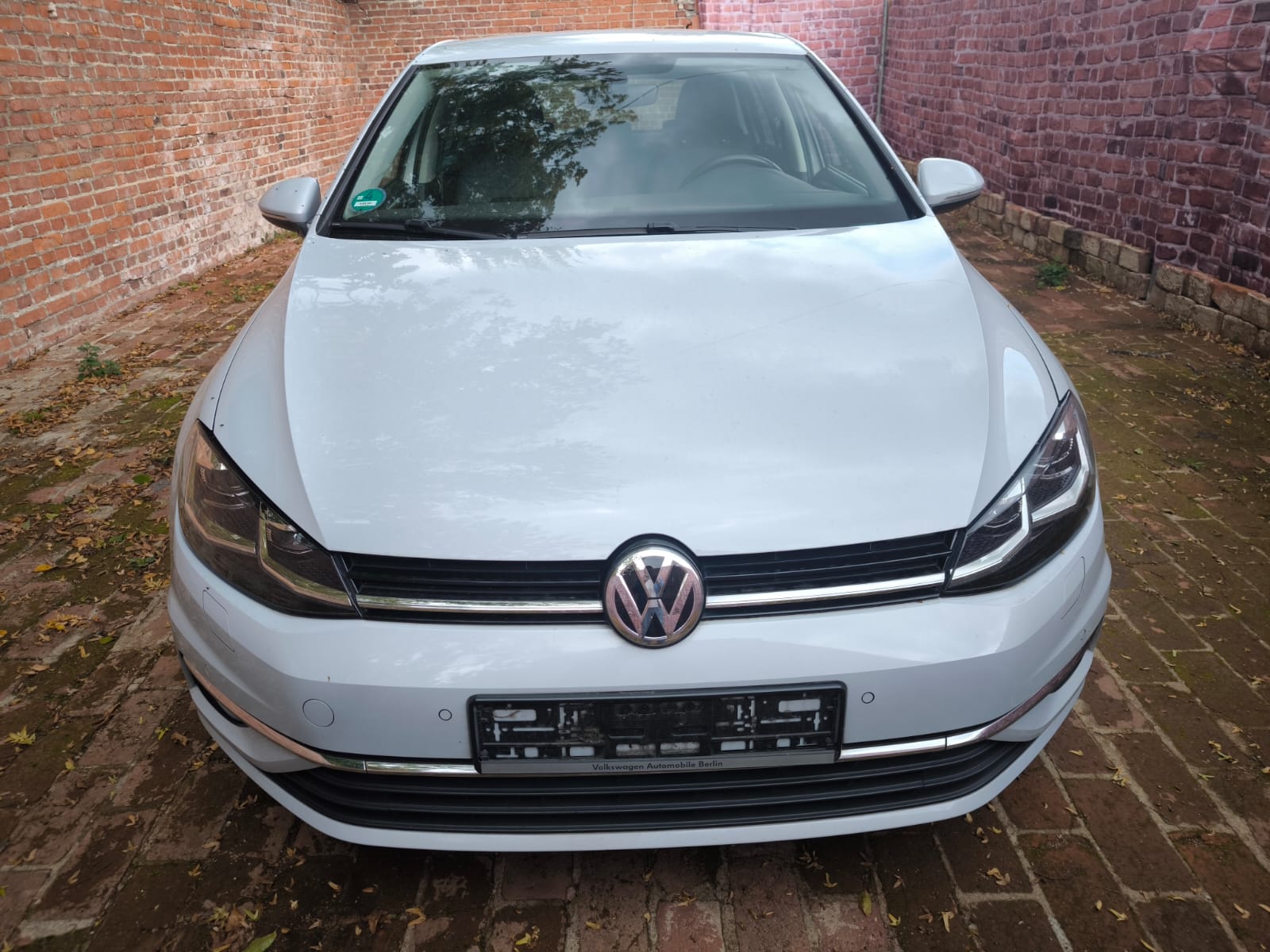 Weißer VW Golf mit Motorschaden in schmaler Hofeinfahrt in Grimma verkaufen