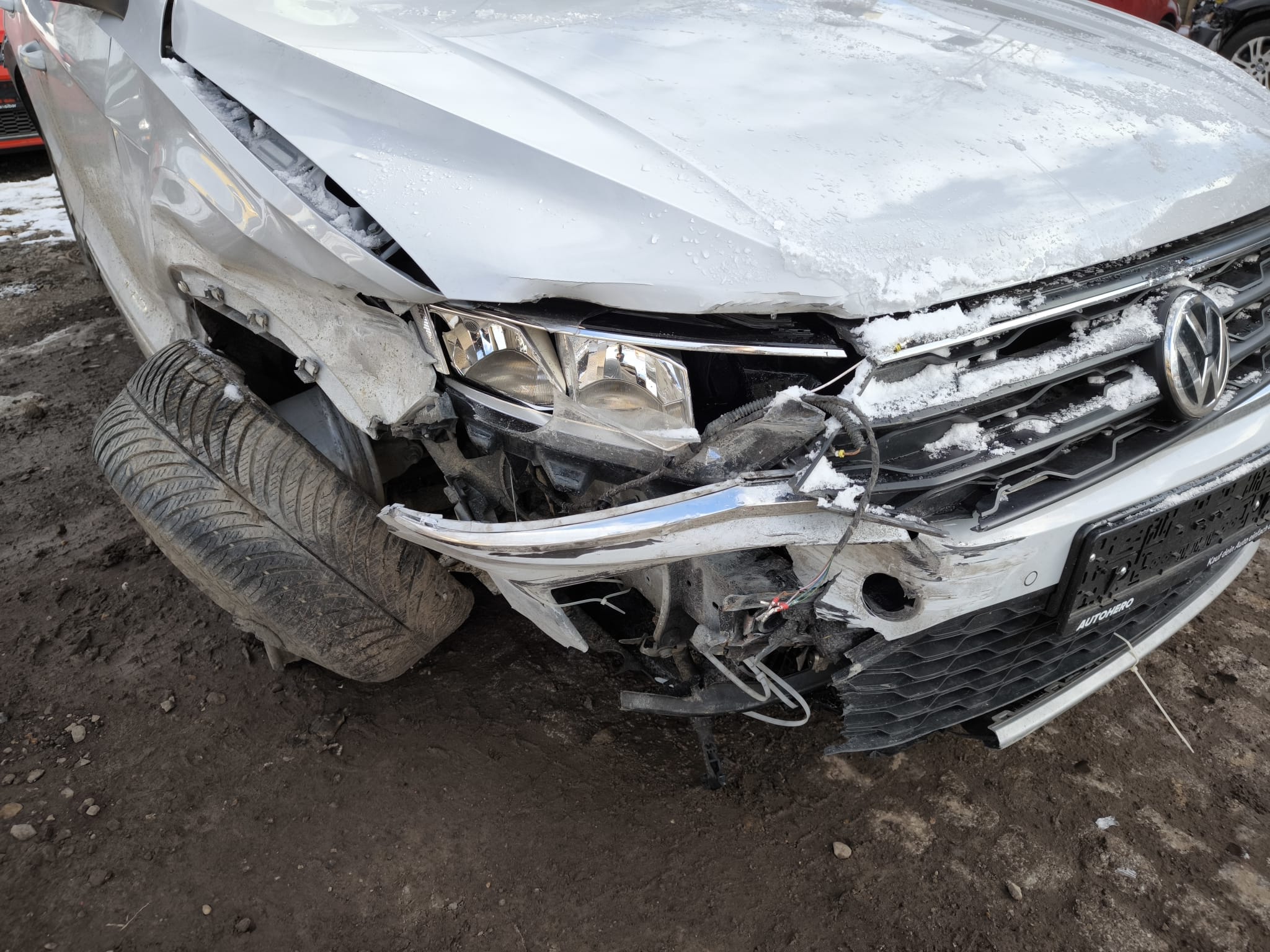 Stark beschädigter VW an der Front nach Unfall für Unfallwagen in Grimma verkaufen