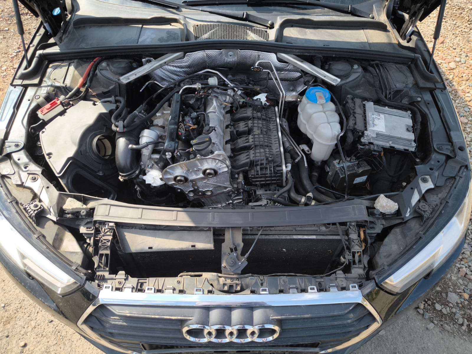 Audi mit geöffnetem Motorraum und Motorschaden in Gronau verkaufen