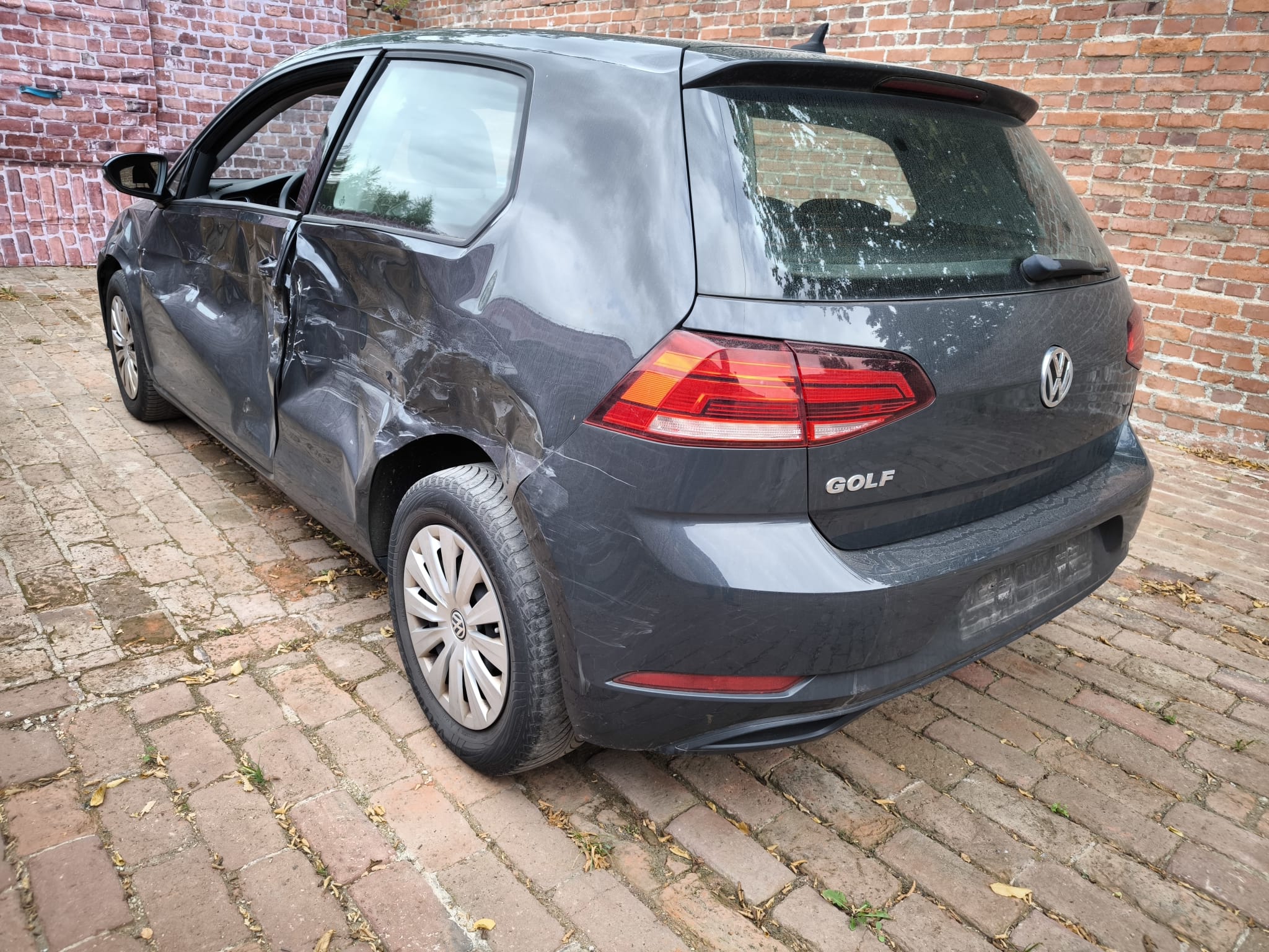 Beschädigter VW Golf nach Unfall mit starkem Seitenschaden in Gronau verkaufen