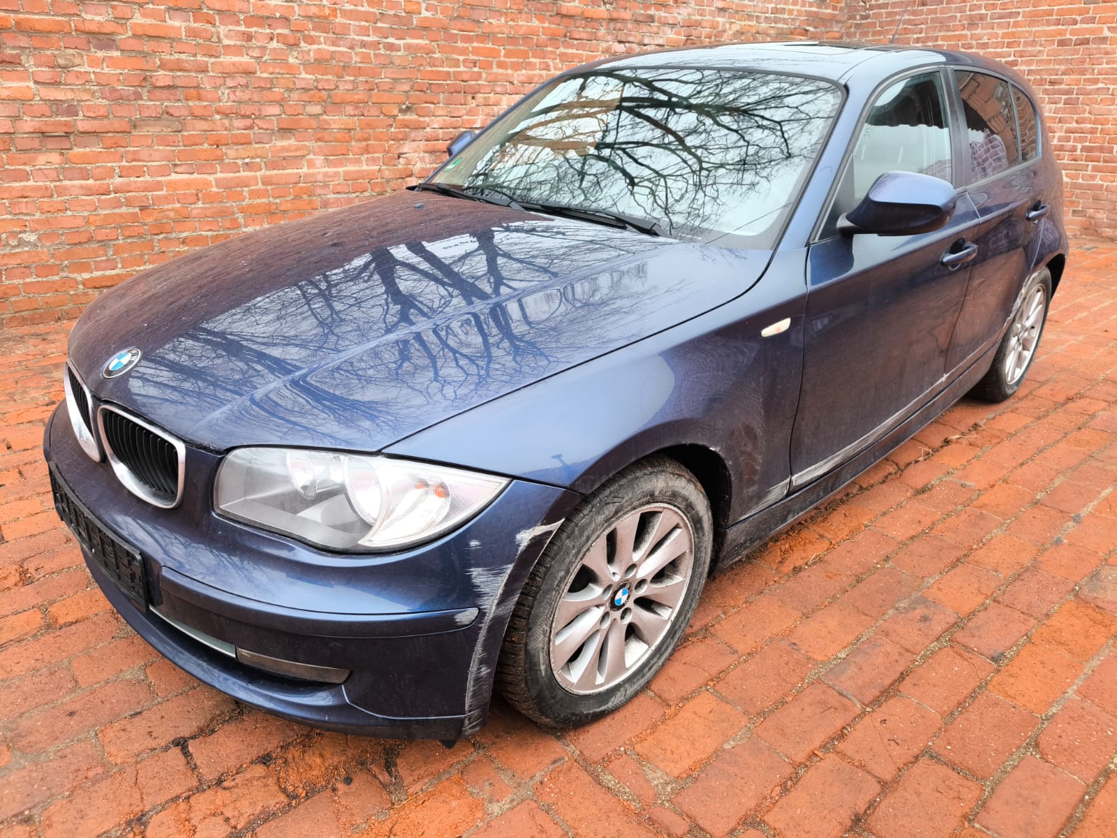 BMW 1er mit Frontschaden auf Ziegelfläche als Beispielfahrzeug für defektes Auto in Gütersloh verkaufen