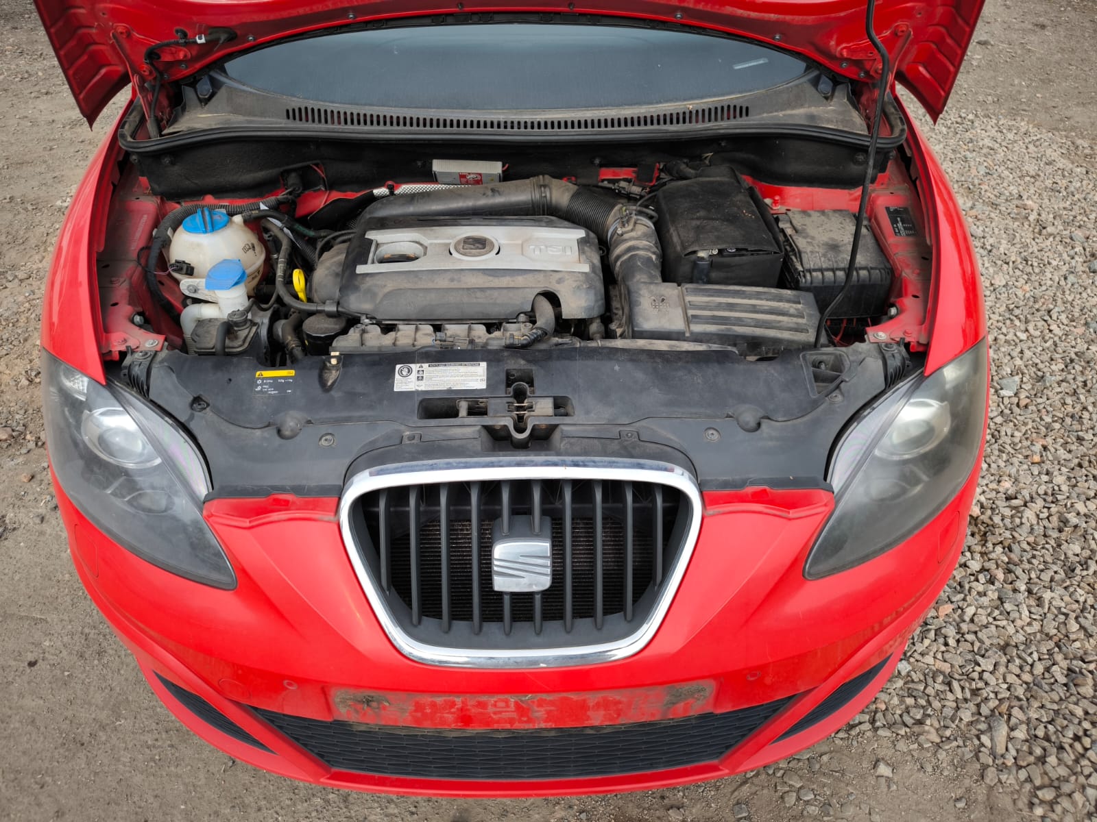 Roter Seat mit geöffnetem Motorraum nach Getriebeschaden in Halle Saale erfolgreich verkauft