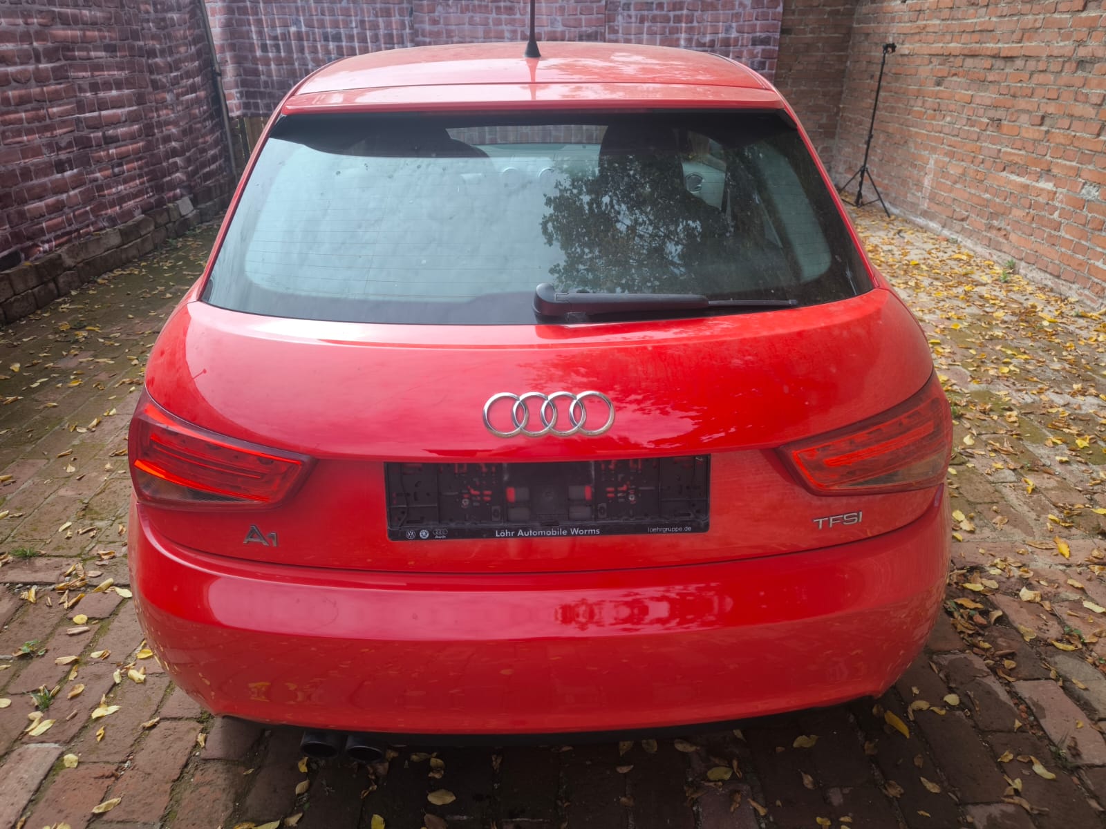 Roter Audi A1 TFSI von hinten in einem Innenhof nach dem Auto Verkauf in Halle Saale