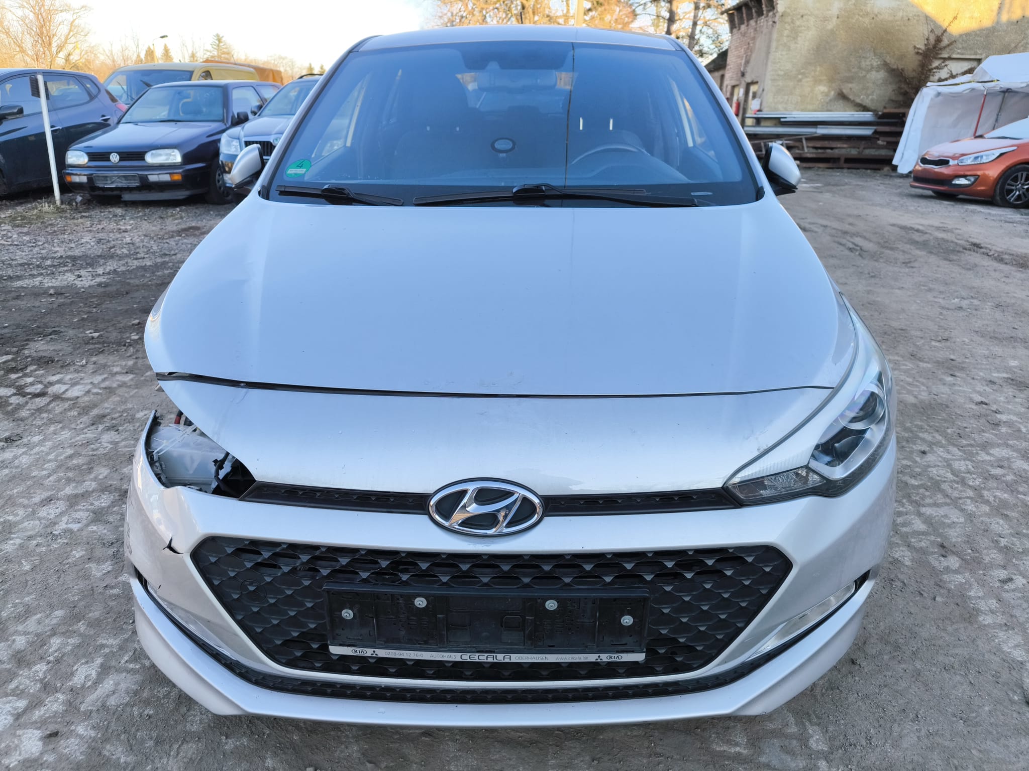 Hyundai i20 mit Frontschaden nach Unfall in Hameln verkaufen