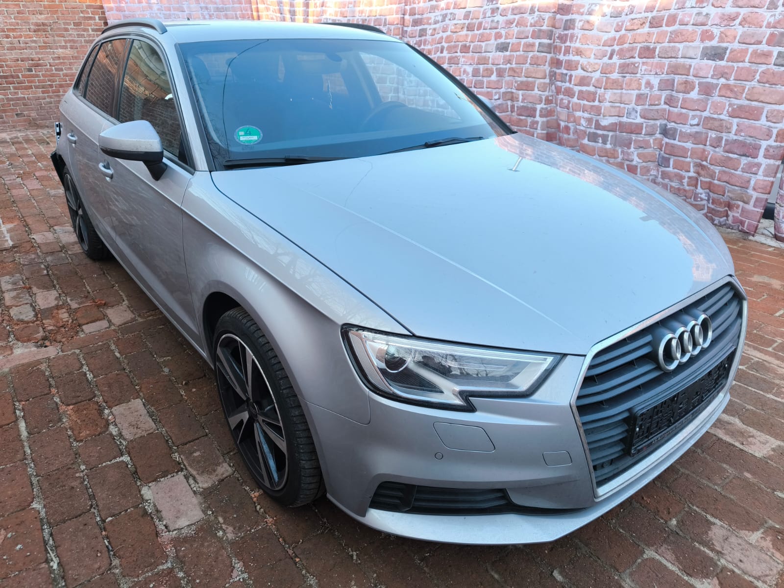 Silberner Audi A3 Kombi mit Unfallschaden auf Hof in Hamm verkauft