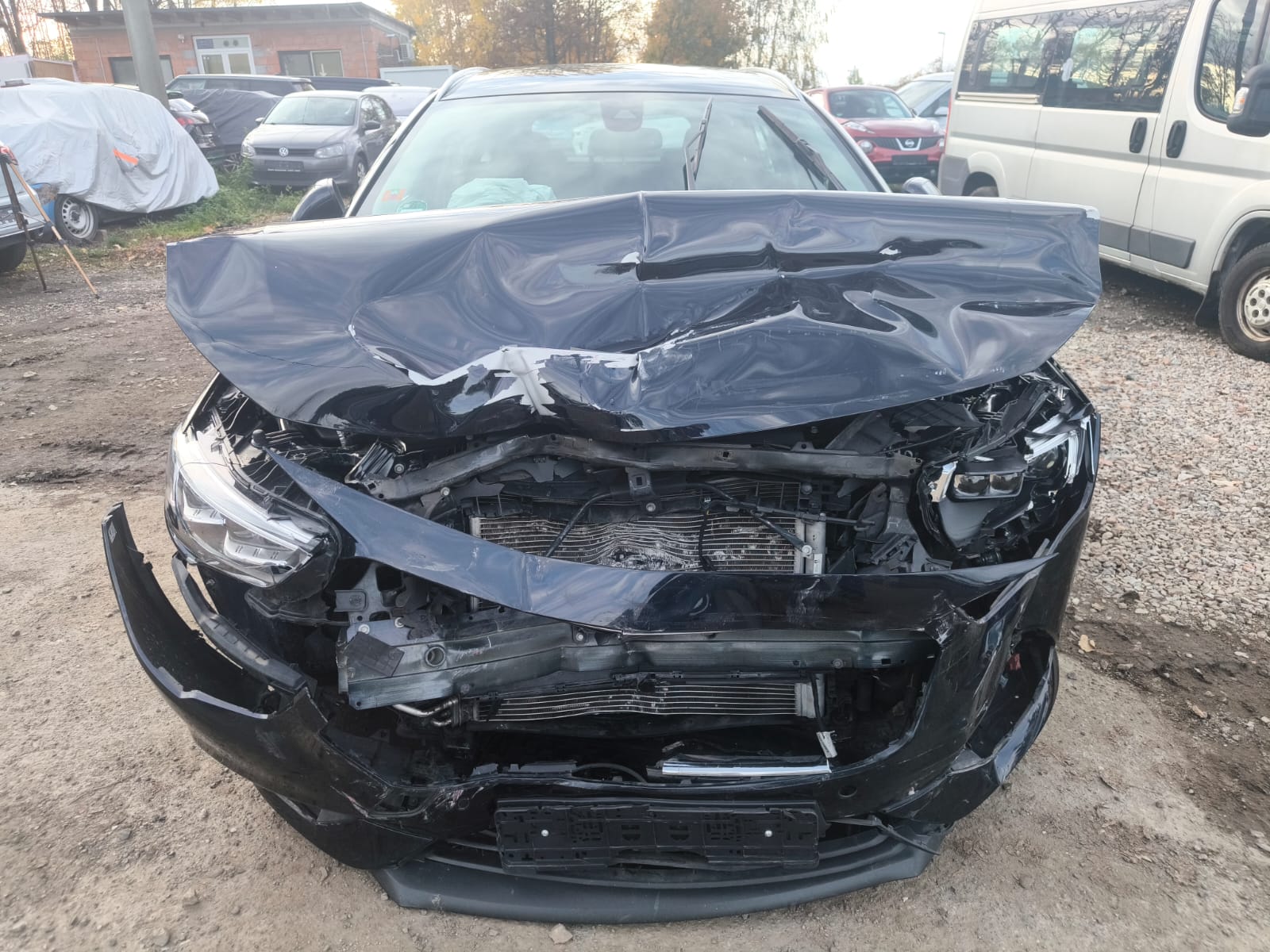 Schwer verunfalltes Auto mit massivem Frontschaden nach Aufprall in Hamm verkaufen