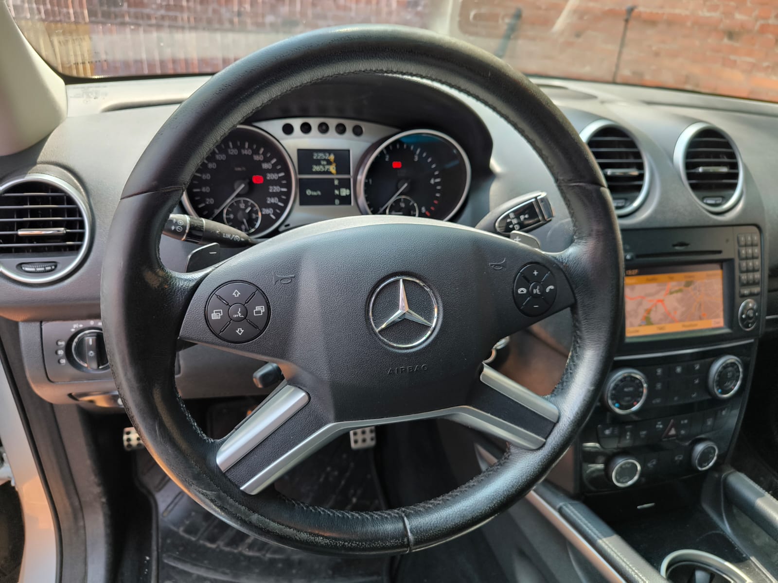 Mercedes Innenraum mit Lenkrad und Navigationssystem nach Verkauf eines Unfallwagens in Hanau