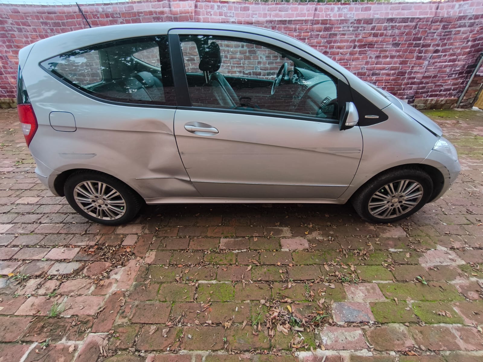 Beschädigte Mercedes A-Klasse von der Seite, bereits nach Unfall verkauft und bereit zum Unfallwagen Verkaufen in Hanau