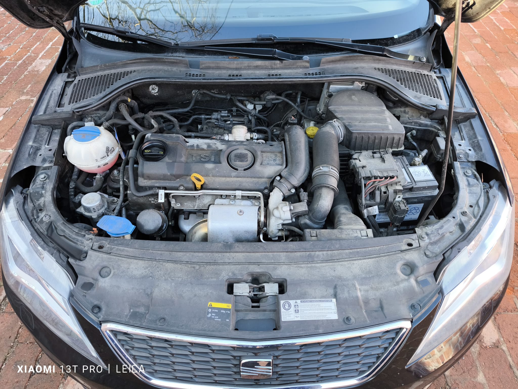 Seat mit geöffnetem Motorraum in Hannover für den Verkauf eines Autos mit Motorschaden