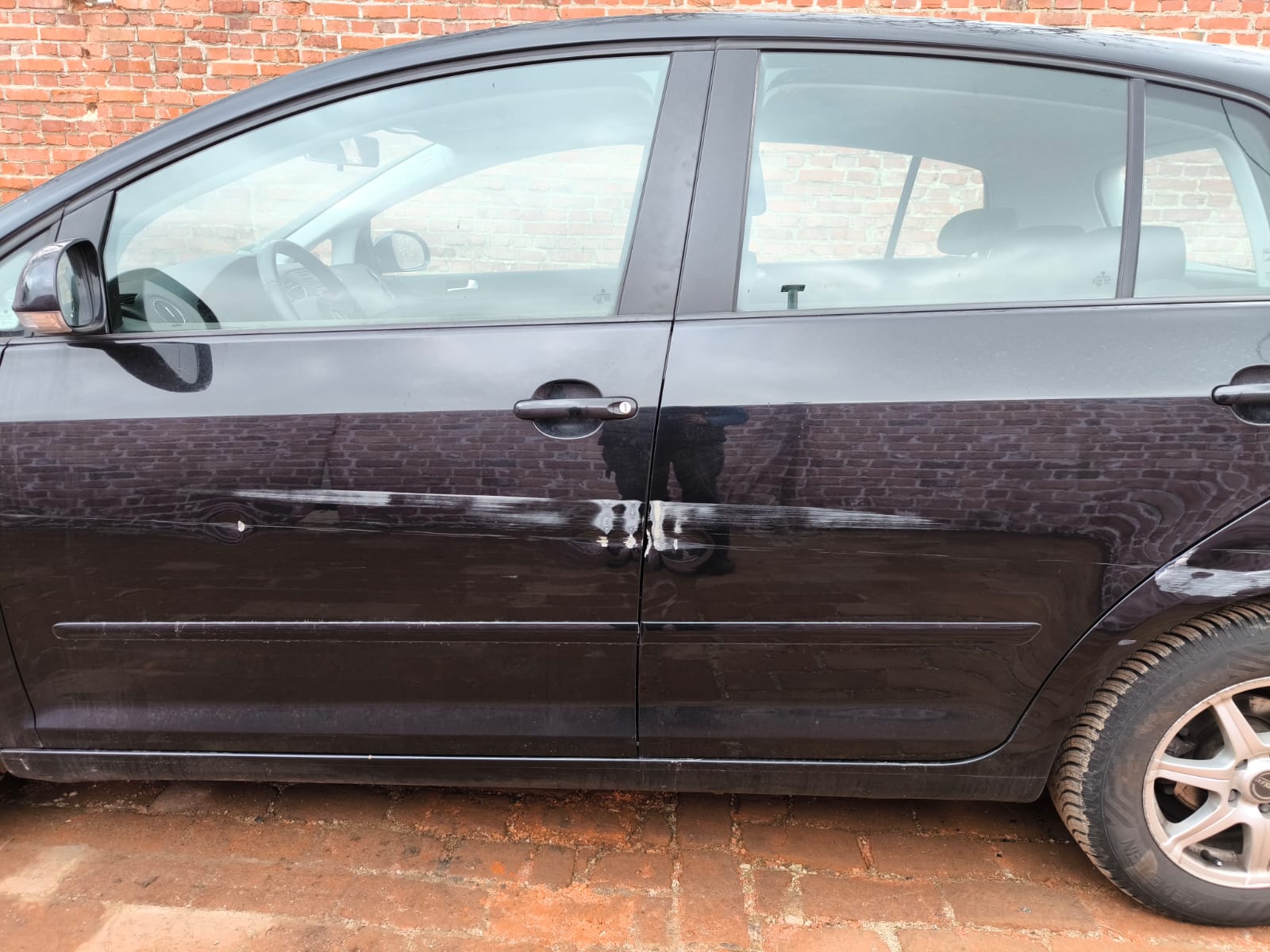 Beschädigte Fahrzeugseite eines schwarzen Pkw mit Seitenschaden nach Unfall in Hannover verkaufen