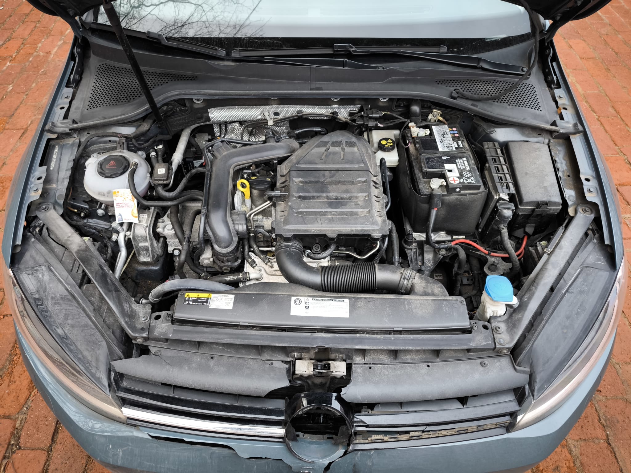 Geöffneter VW Motorraum eines bereits verkauften Autos mit Motorschaden in Hattingen verkaufen