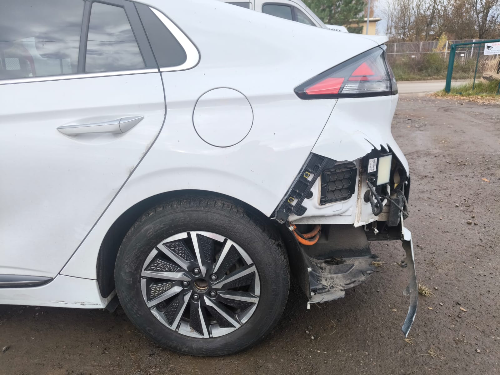 Stark beschädigter Hyundai Ioniq mit Heckschaden nach Unfall in Hattingen für schnellen Verkauf als Unfallwagen