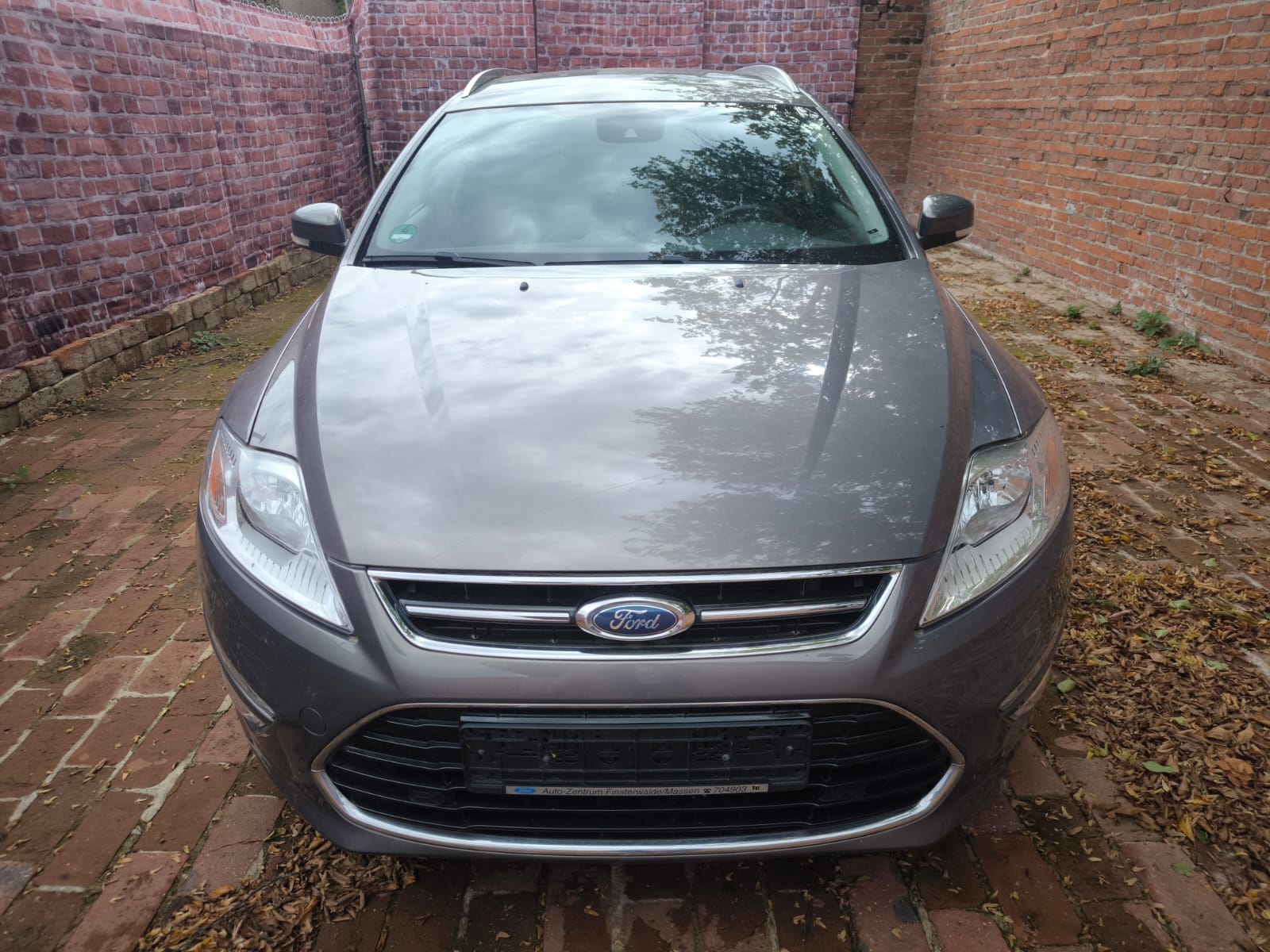 Ford Mondeo Kombi mit Getriebeschaden in Innenhof nach Verkauf in Heidelberg fotografiert