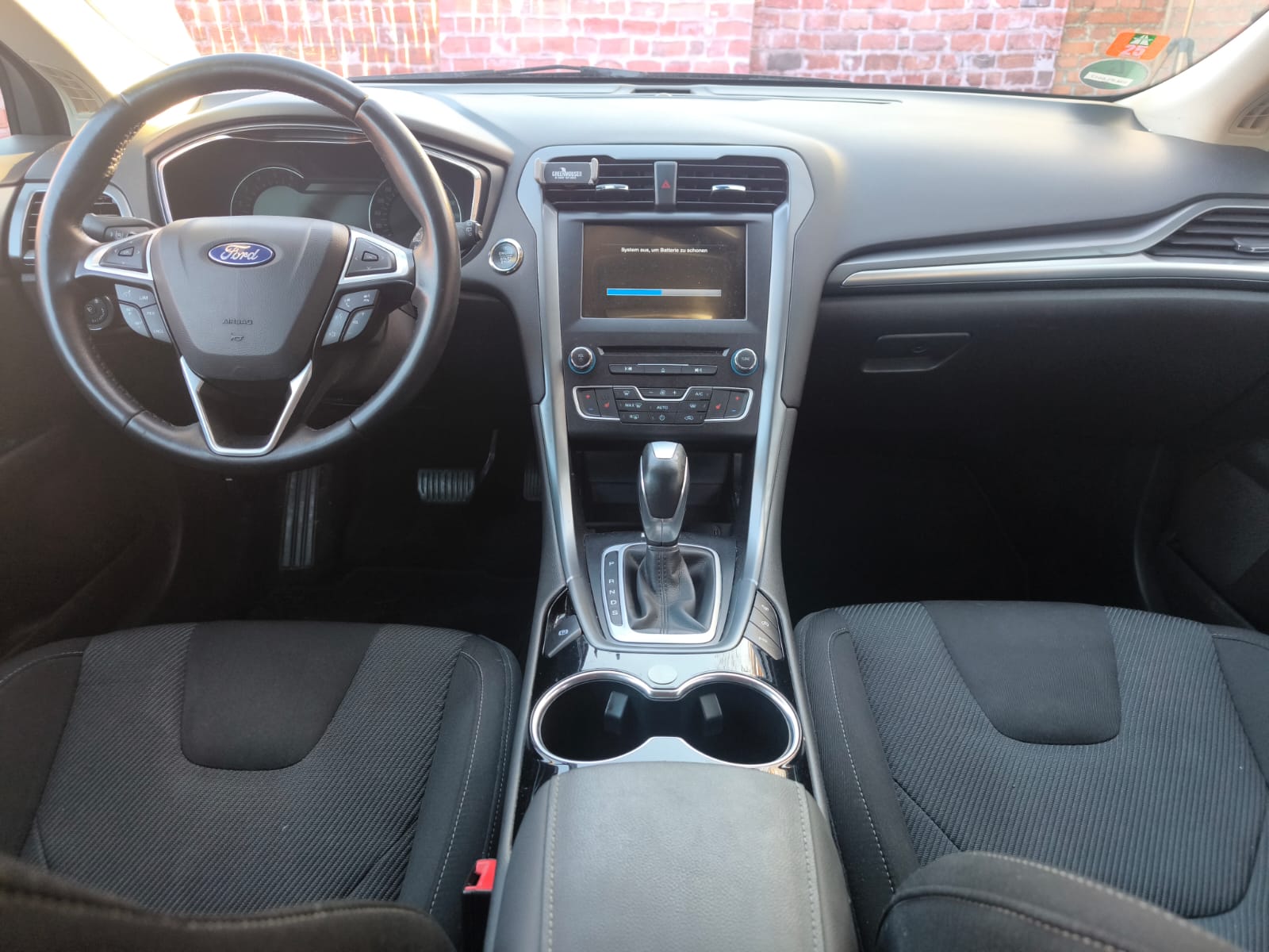 Ford Mondeo Innenraum nach erfolgreichem Autoverkauf in Heidenheim an der Brenz mit Blick auf Lenkrad Armaturenbrett und Mittelkonsole