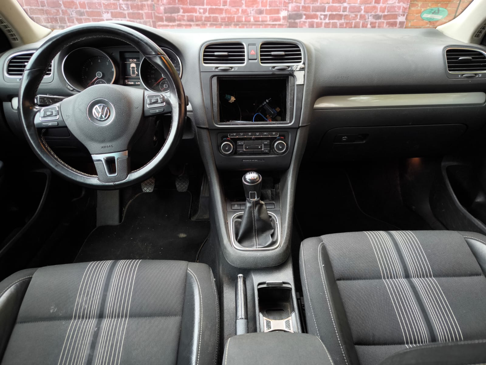 Innenraum eines gebrauchten VW Golf mit Schaltgetriebe zur Fahrzeugbewertung in Heilbronn verkaufen