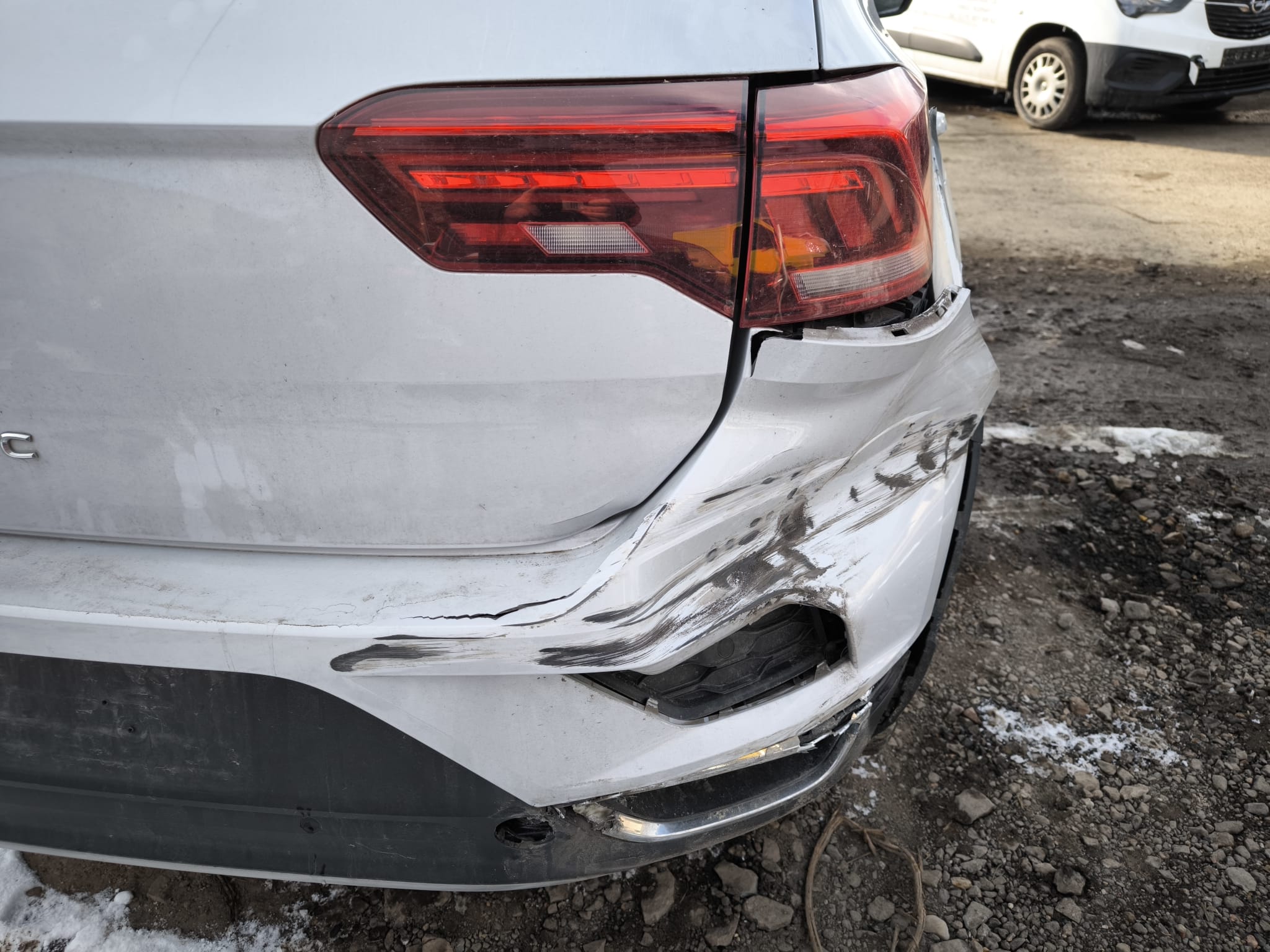 Beschädigtes SUV mit starkem Heckschaden nach Unfall in Heilbronn zum Verkaufen an Unfallwagen-Händler