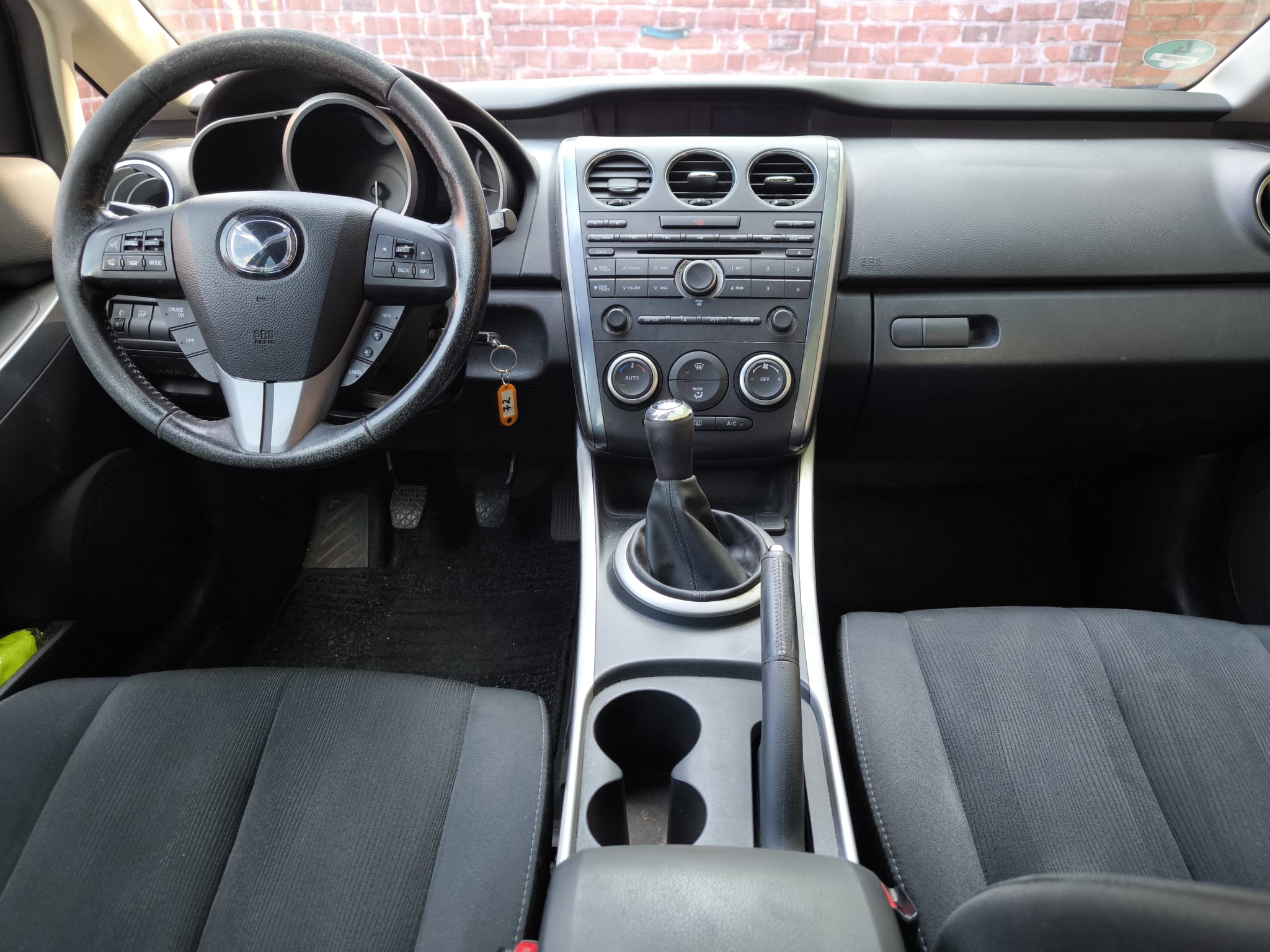 Mazda Innenraum mit Armaturenbrett und Schaltgetriebe zur Fahrzeuganalyse und Wertermittlung in Heinsberg verkaufen