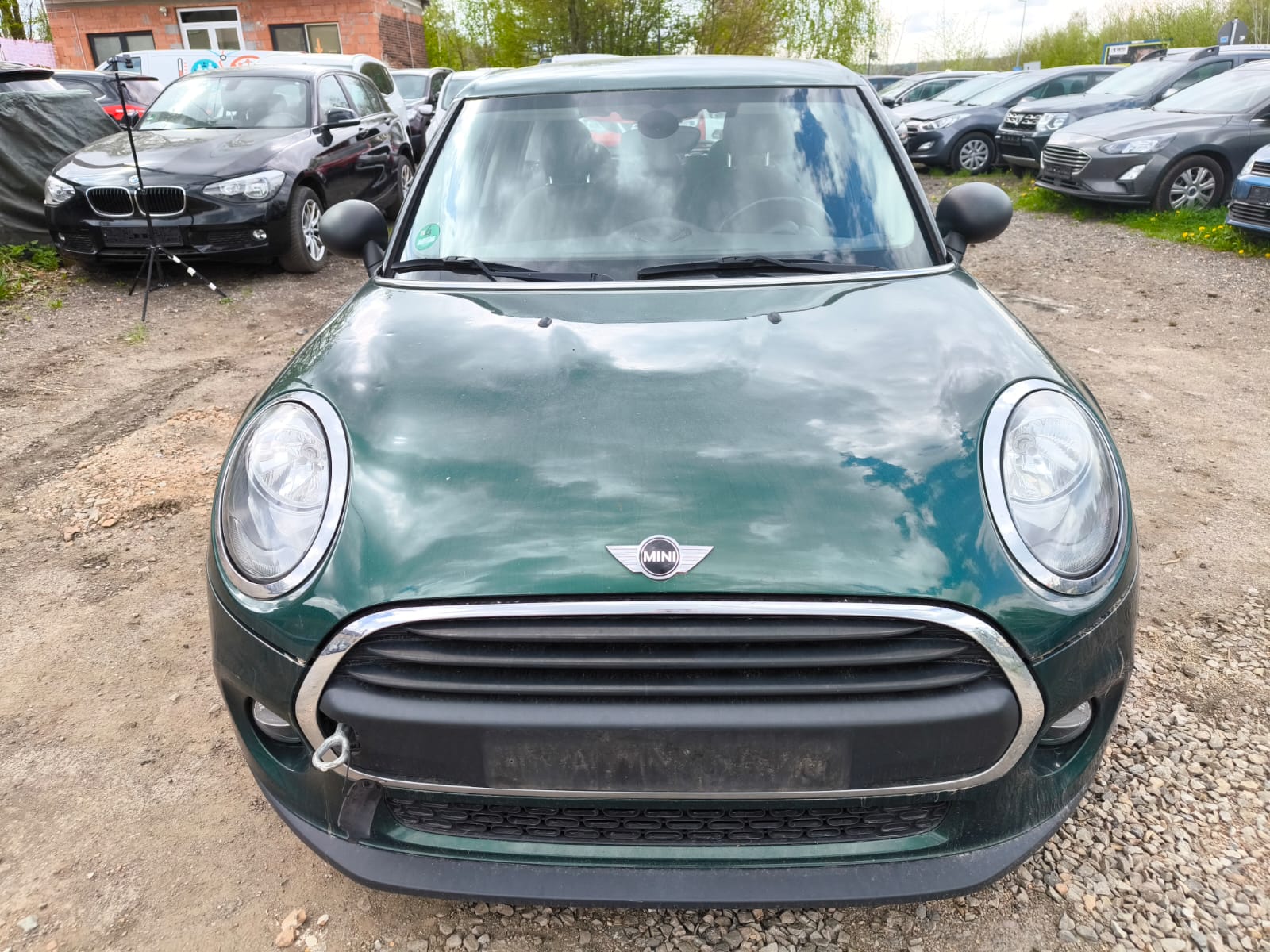 Grüner Mini Cooper mit Motorschaden auf Händlerhof nach abgeschlossenem Auto Verkauf in Heinsberg