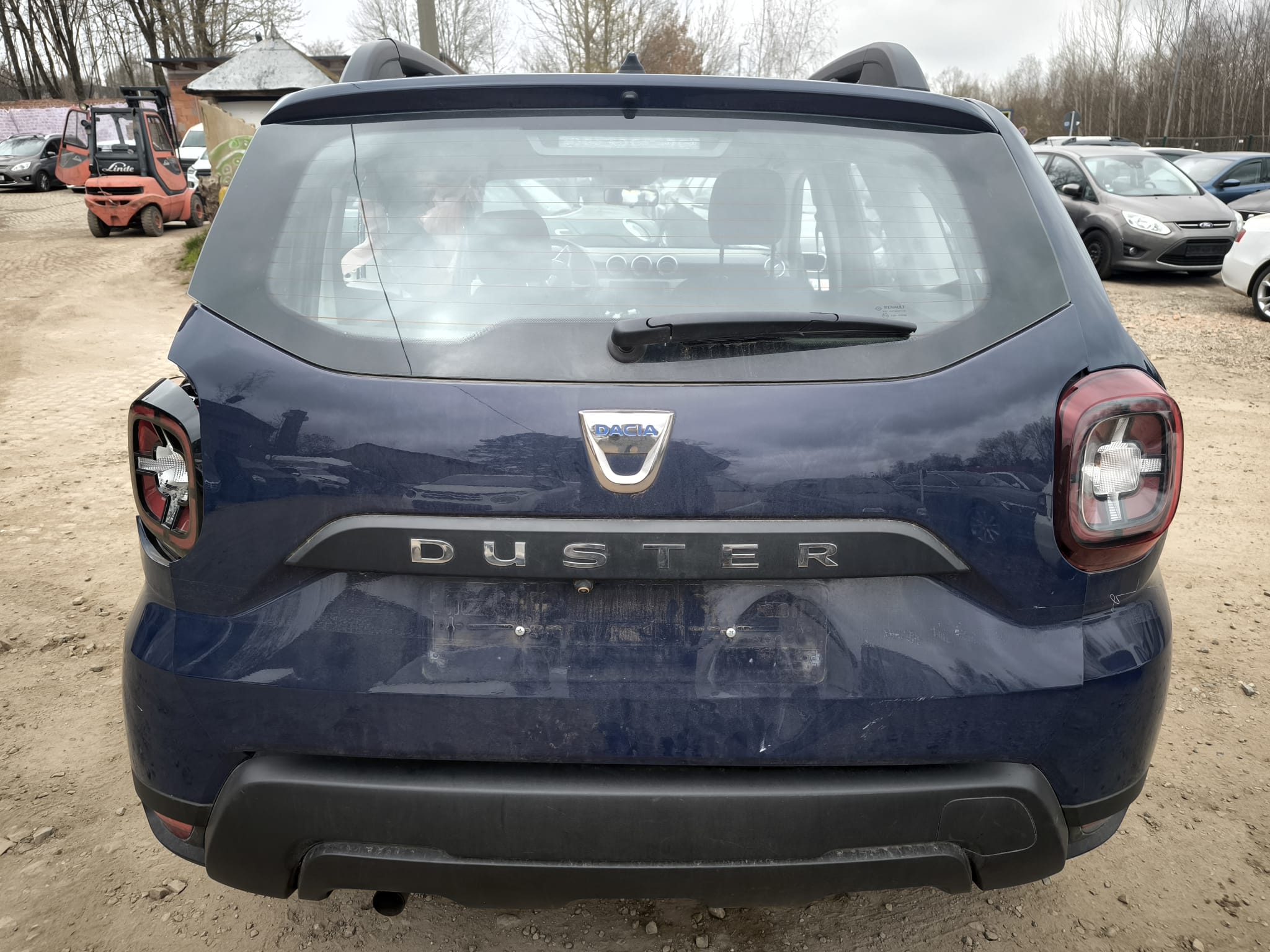 Dacia Duster mit Heckschaden auf Schotterplatz in Heinsberg als Unfallwagen verkaufen nach realistischer Bewertung