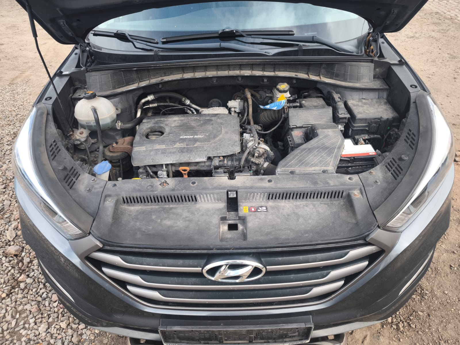 Hyundai SUV mit geöffnetem Motorraum nach Verkauf mit Getriebeschaden in Hennef