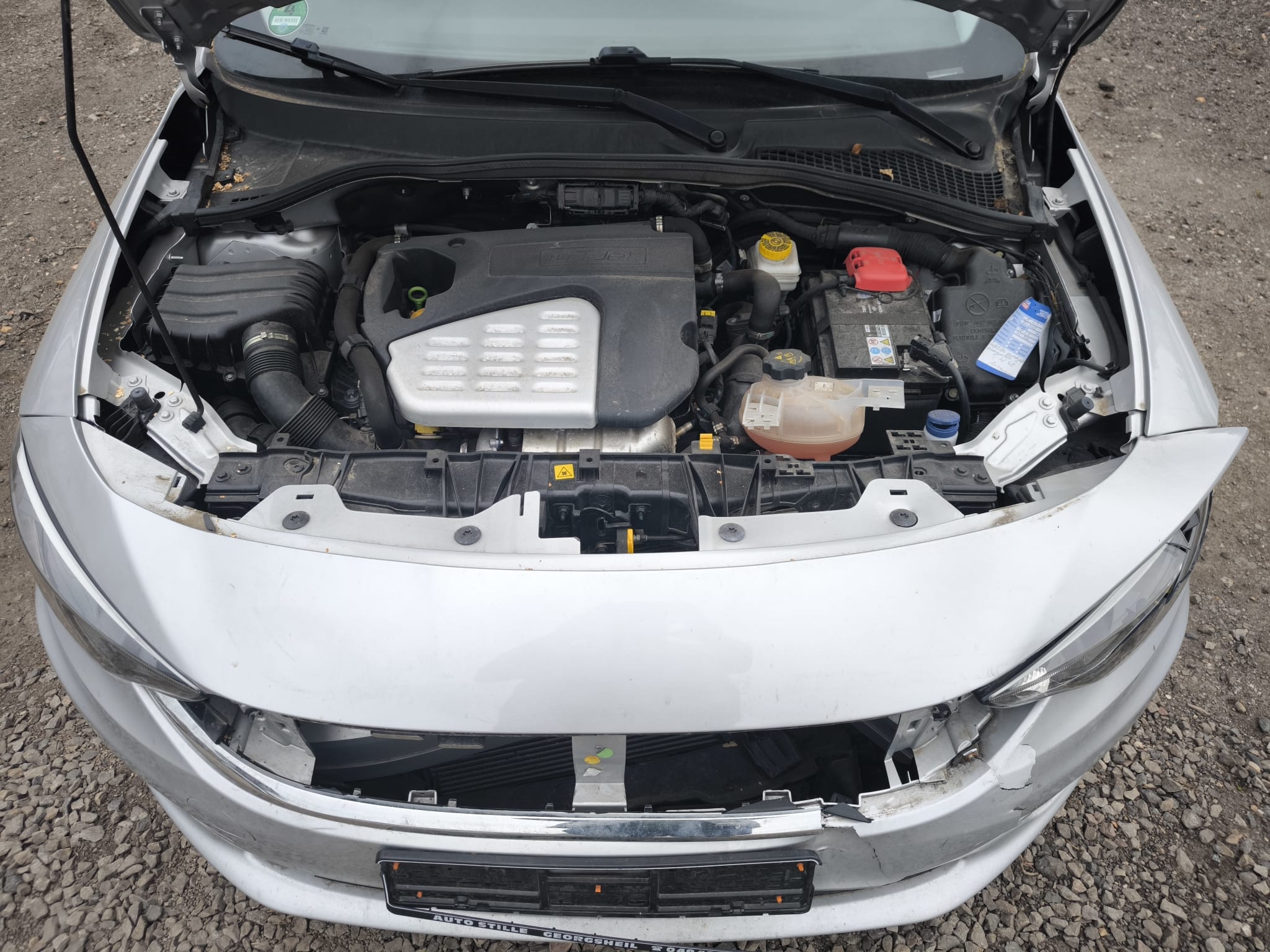 Silberner Wagen mit Motorschaden und beschädigter Front in Herford für schnellen Auto Verkauf