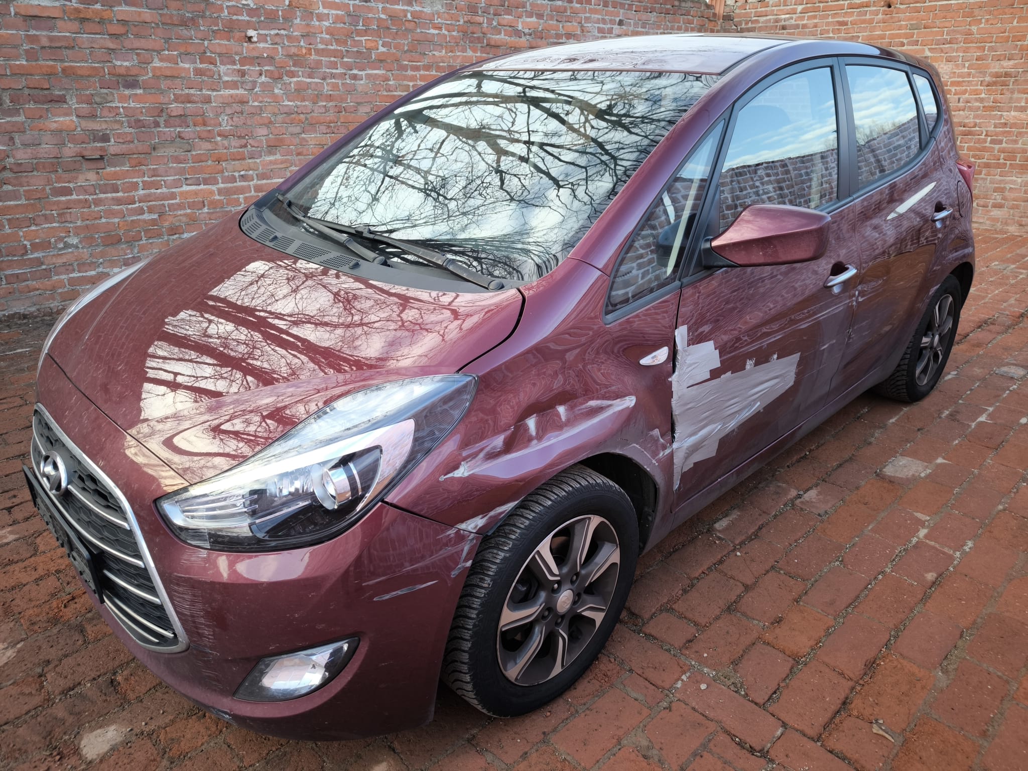 Beschädigter Hyundai ix20 als bereits verkaufter Unfallwagen in Herford den Autobesitzer bequem verkaufen konnten