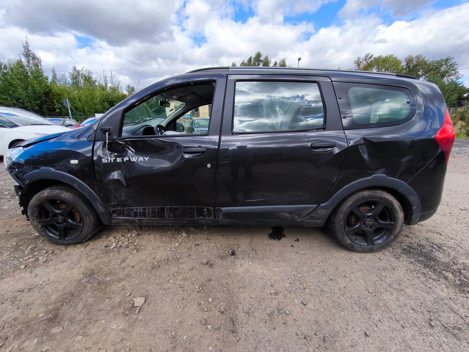 Dacia Lodgy Stepway mit starkem Seitenschaden nach Unfall in Herne verkaufen