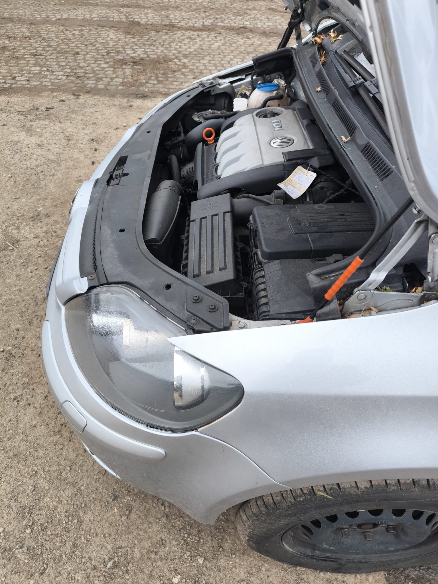 Silbernen VW Golf mit geöffnetem Motorraum in Hilden mit Getriebeschaden verkaufen