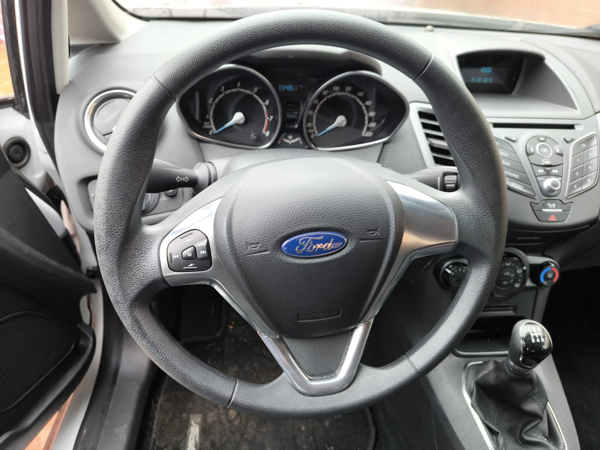 Ford Fiesta Innenraum mit Lenkrad und Armaturen beim Auto verkaufen in Hildesheim mit seriöser Abwicklung