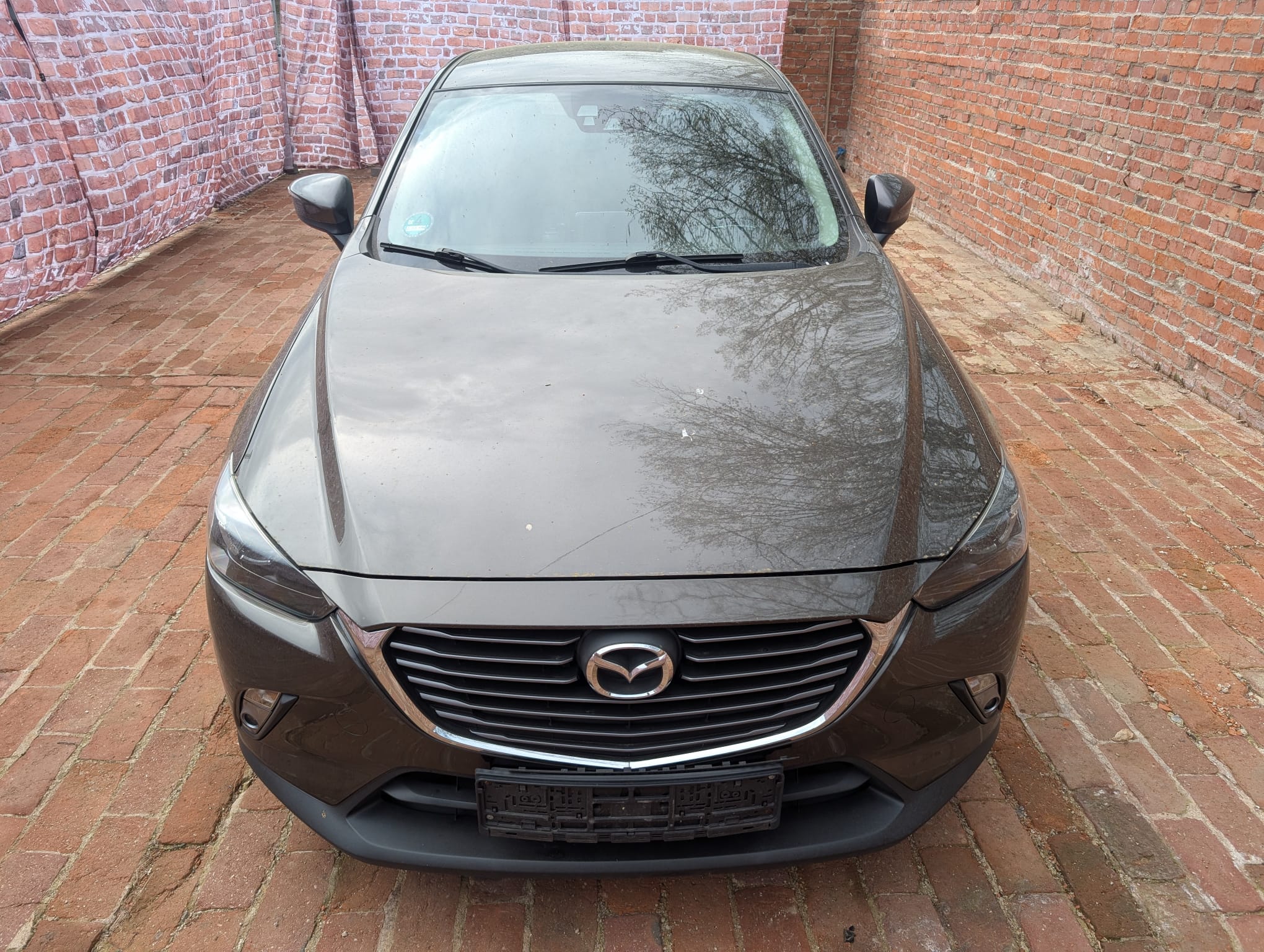 Mazda CX-3 mit Motorschaden bereits verkauft und von vorn aufgenommen auf Hof in Hildesheim, ideal für Halter die ihr defektes Auto stressfrei verkaufen möchten