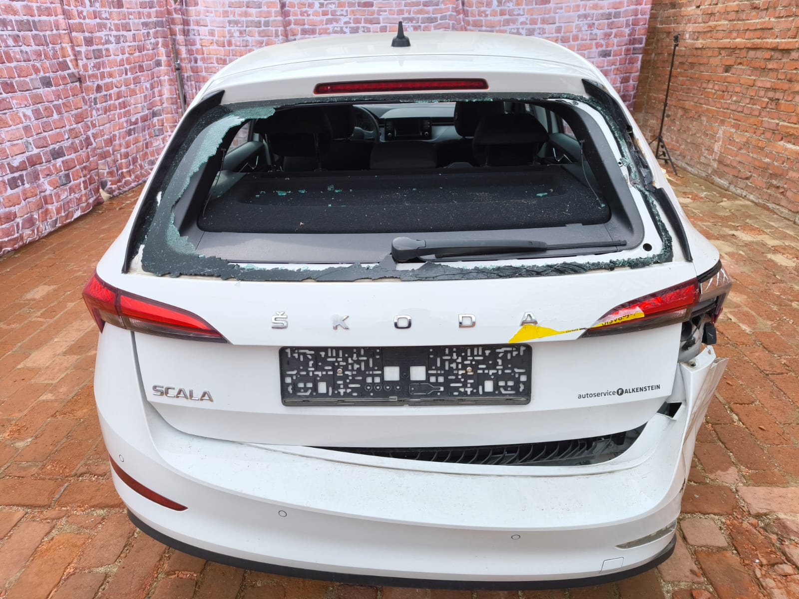 Beschädigter Skoda Scala mit stark verunfalltem Heck in Hof für den schnellen Verkauf eines Unfallwagens