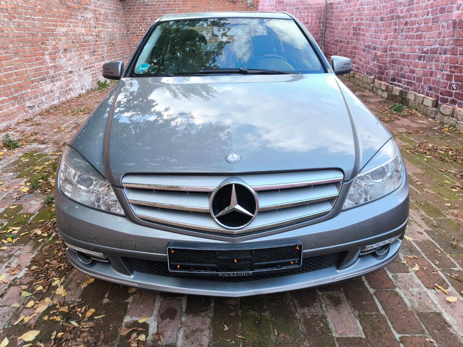 Silbernen Mercedes C Klasse mit Motorschaden in Hofheim am Taunus verkaufen auf gepflastertem Hof