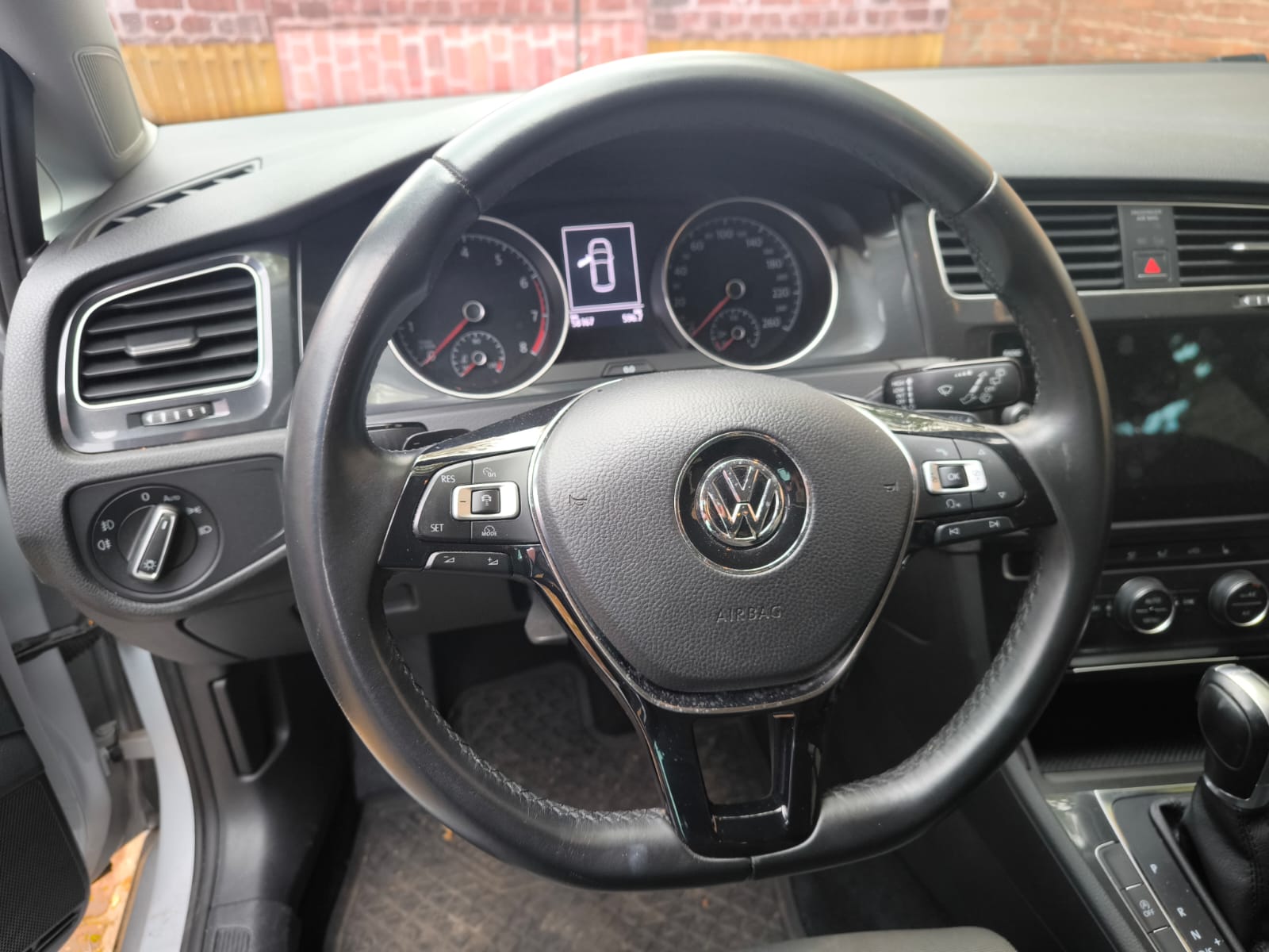 Volkswagen Golf Innenraum mit Lenkrad bei verkauftem Fahrzeug für Auto online verkaufen in Homburg