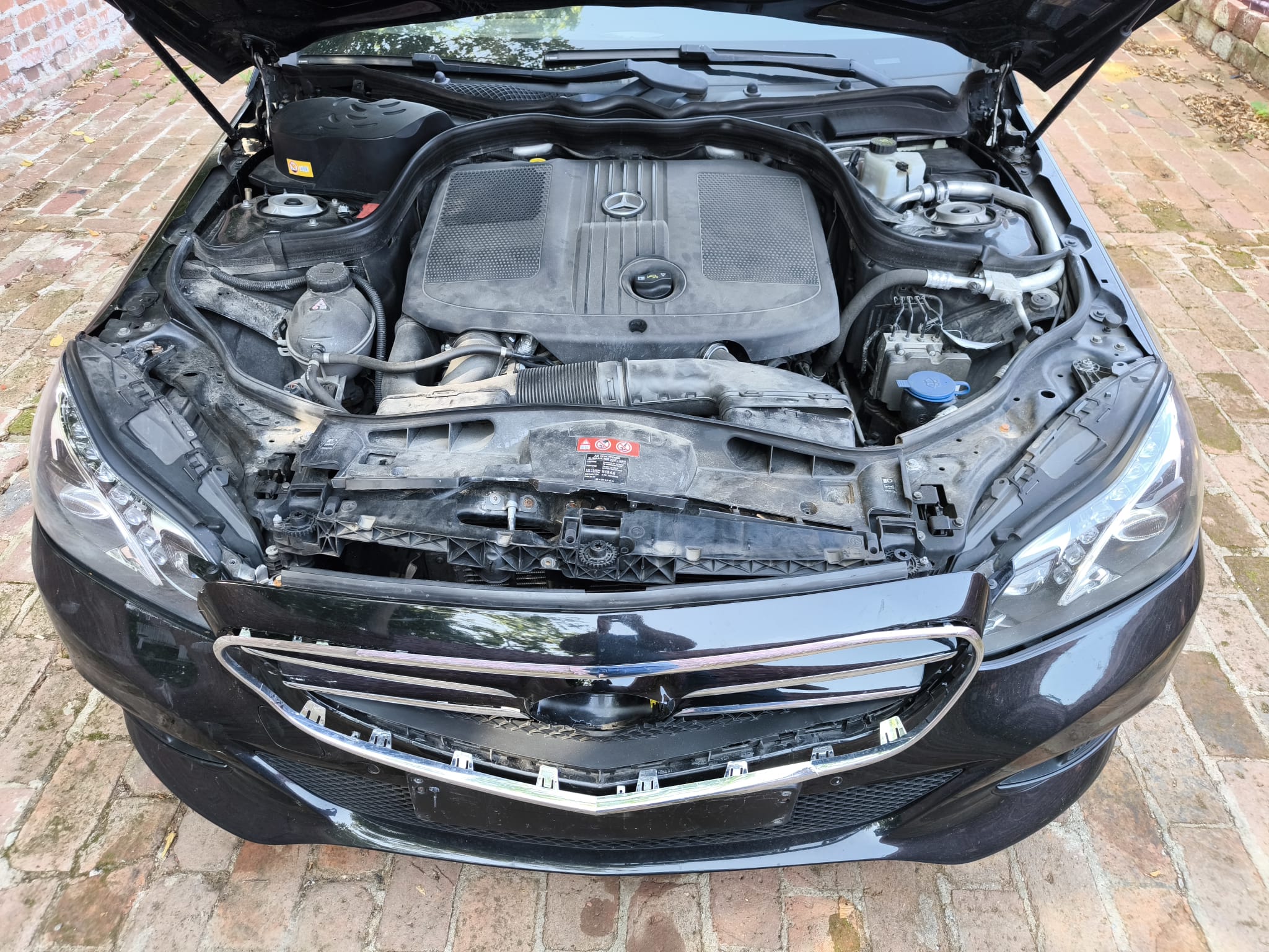 Mercedes mit geöffnetem Motorraum und Motorschaden in Hückelhoven verkaufen