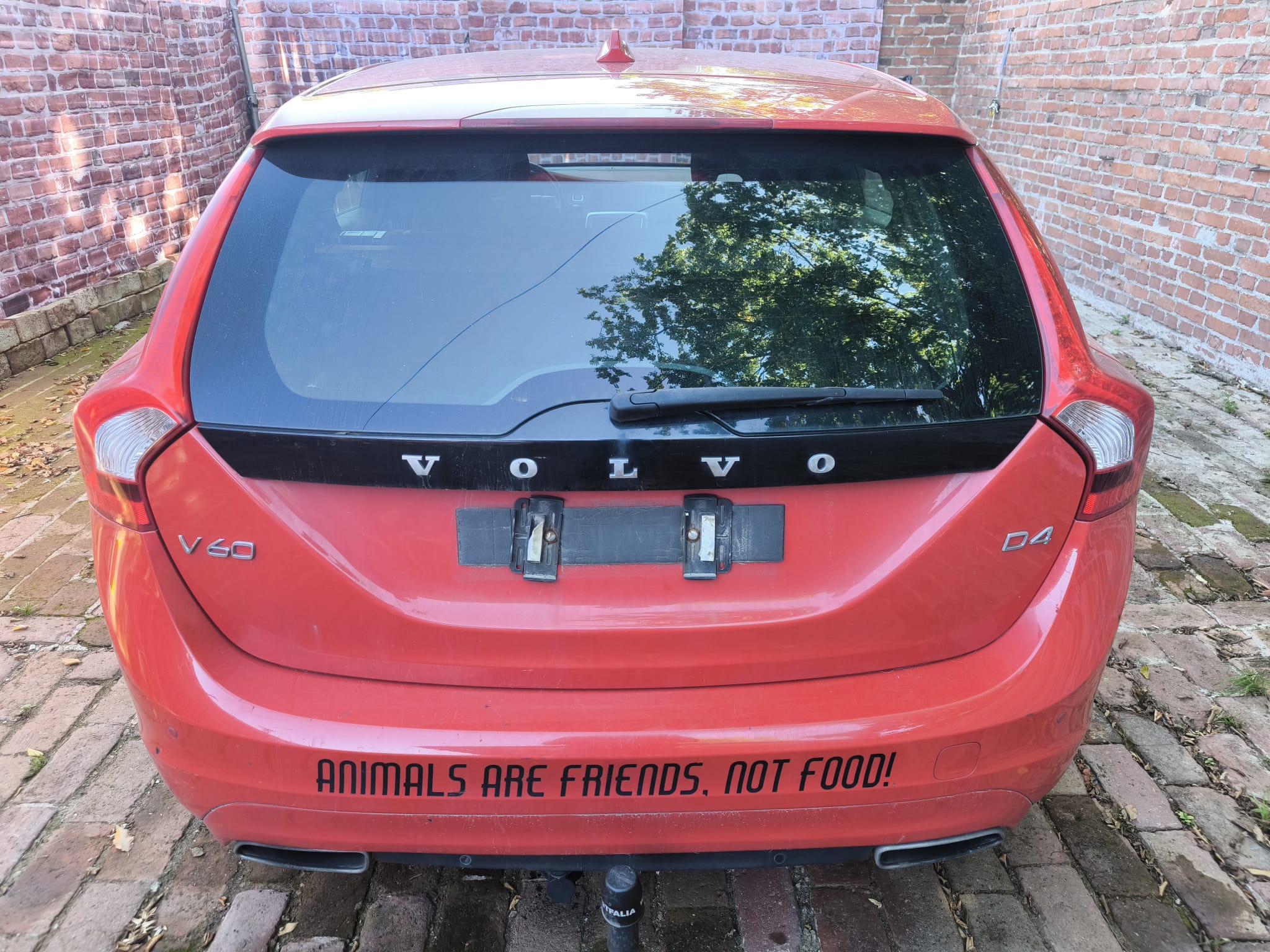 Roter Volvo V60 D4 Kombi bereits verkauft auf Hof in Hückelhoven mit Aufschrift am Heck für fairen Auto Verkauf