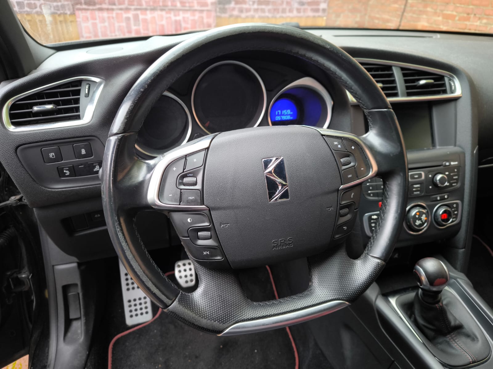 Innenraum eines DS Automobiles DS5 mit Lenkrad und Armatur zur Fahrzeugbewertung für den Auto verkaufen in Hürth