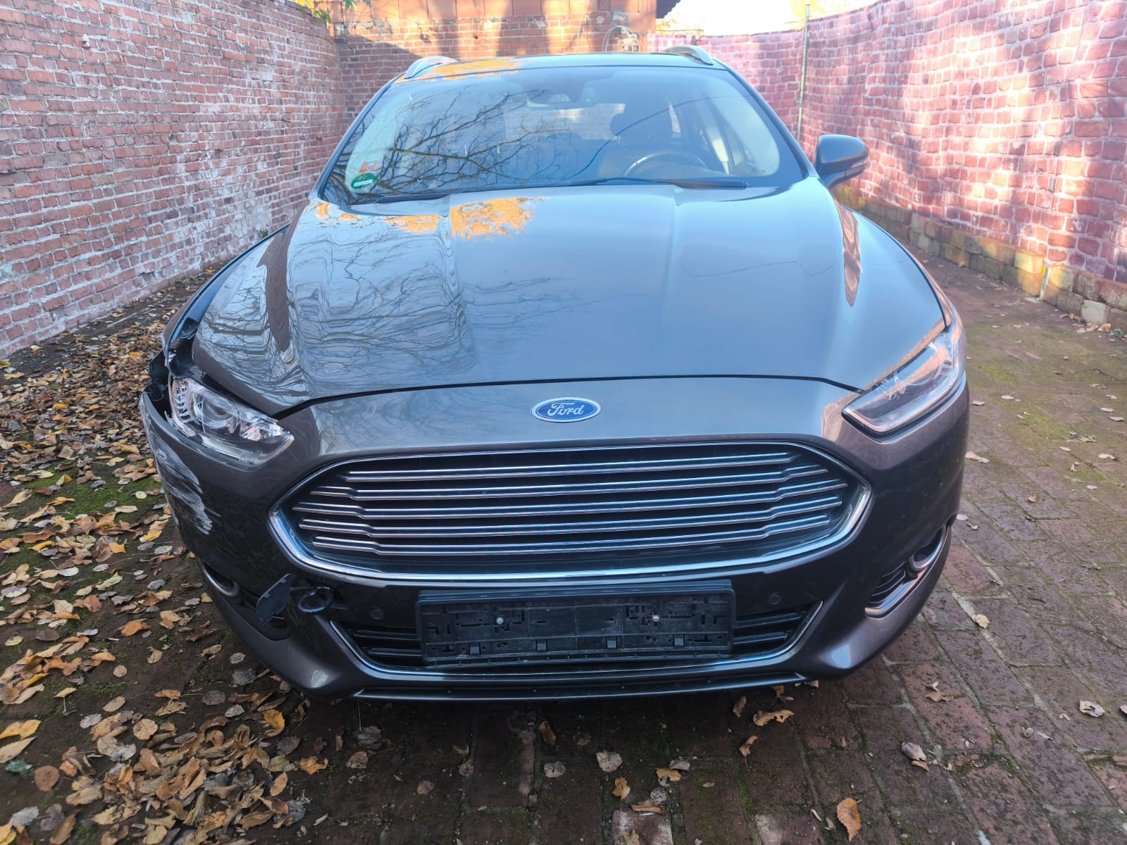 Ford Mondeo mit Frontschaden nach Unfall in Hürth für sicheren Unfallwagenverkauf an professionellen Autoankäufer