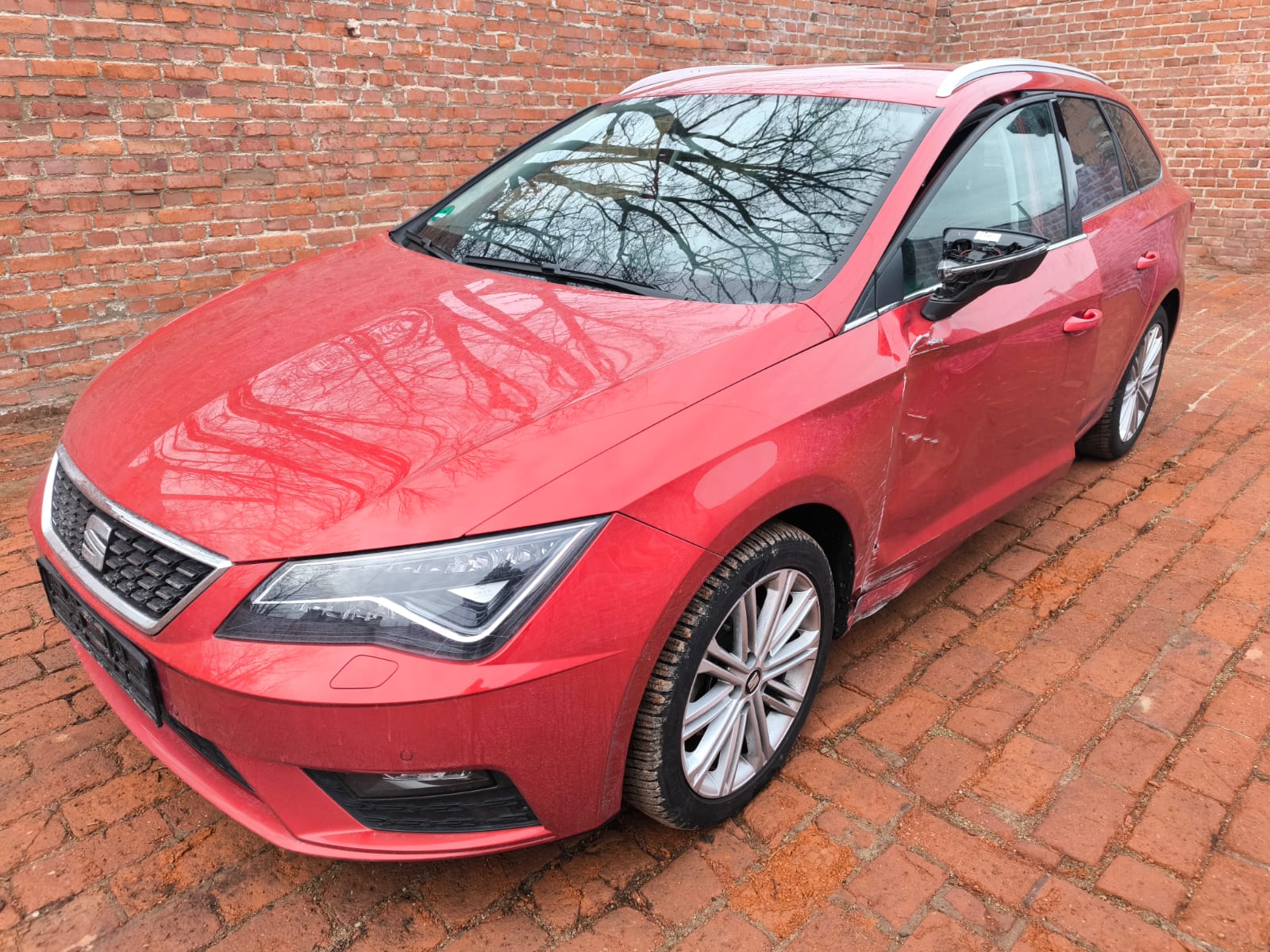 Roter Seat Leon Kombi mit Seitenschaden als bereits verkauftes Unfallauto in Hürth auto verkaufen