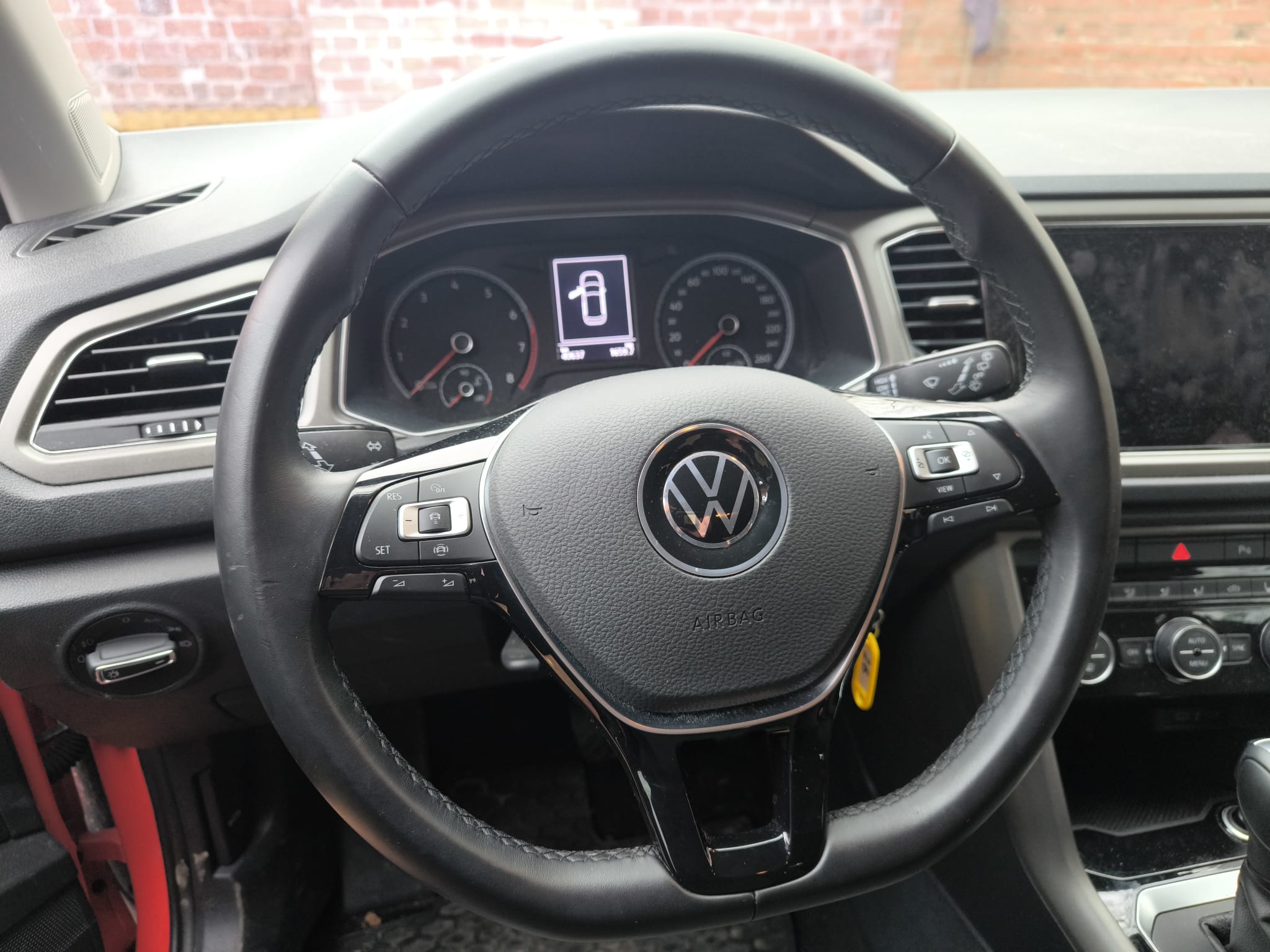 VW Innenraum mit Lenkrad und Armaturen für stressfreien Autoverkauf in Ibbenbüren