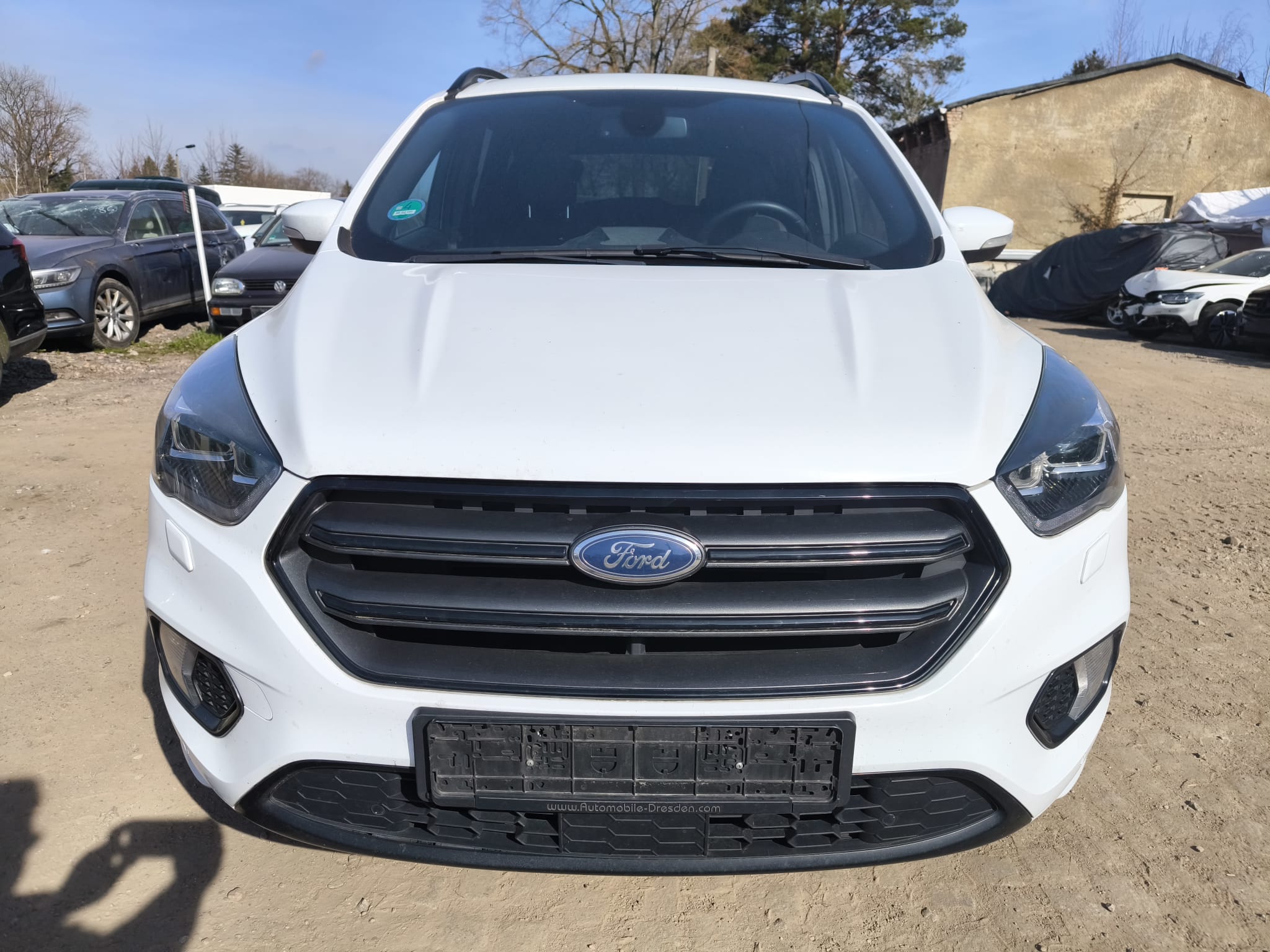 Weißer Ford SUV mit Motorschaden in Ilmenau verkaufen auf Schotterplatz im Vorderansicht