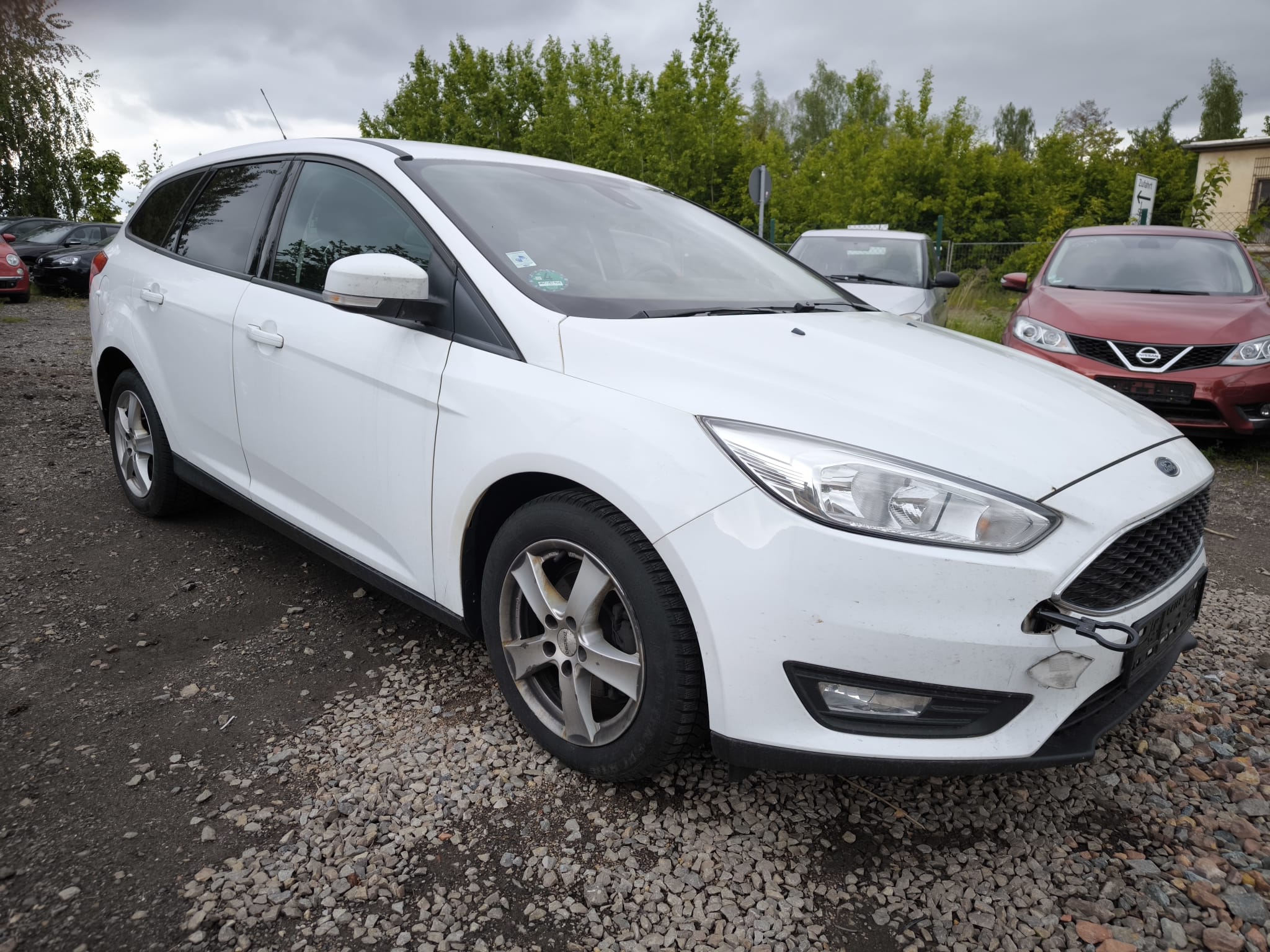 Weißer Ford Focus Kombi mit Frontschaden auf Schotterplatz für Auto verkaufen in Ingolstadt