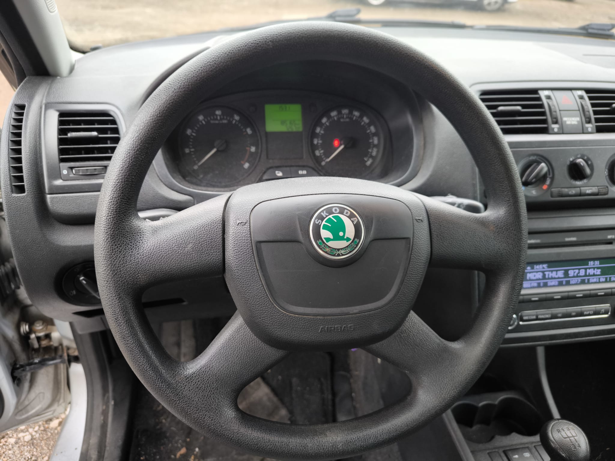 Skoda Fabia Innenraum mit Lenkrad beim Auto verkaufen in Ingolstadt