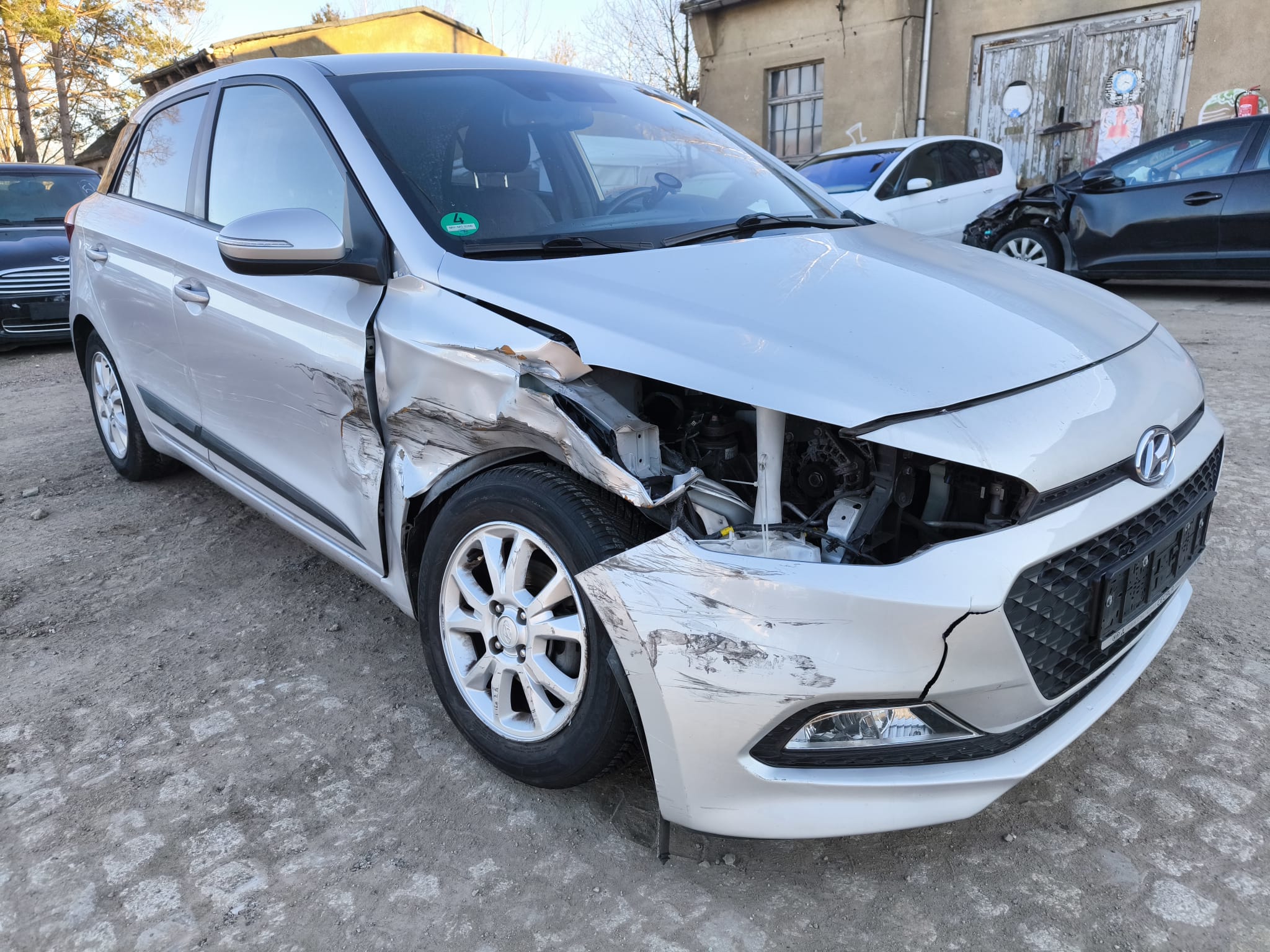 Hyundai i20 mit Unfallschaden vorne und seitlich auf Parkplatz nach Verkauf an Autoankauf in Iserlohn