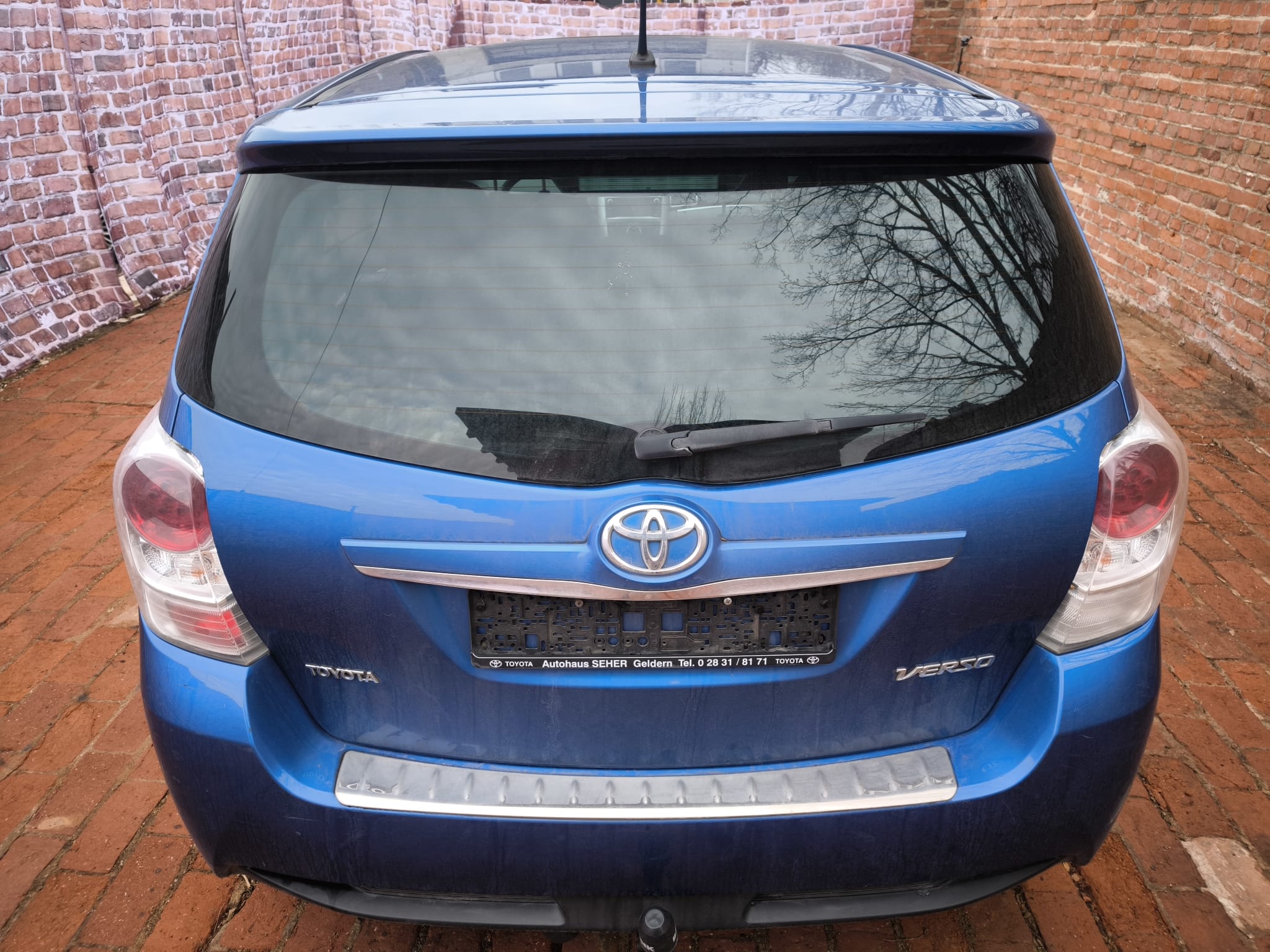 Blauer Toyota Verso als bereits verkaufter Gebrauchtwagen in Jena dessen Halter sein Auto online bewerten und verkaufen konnte