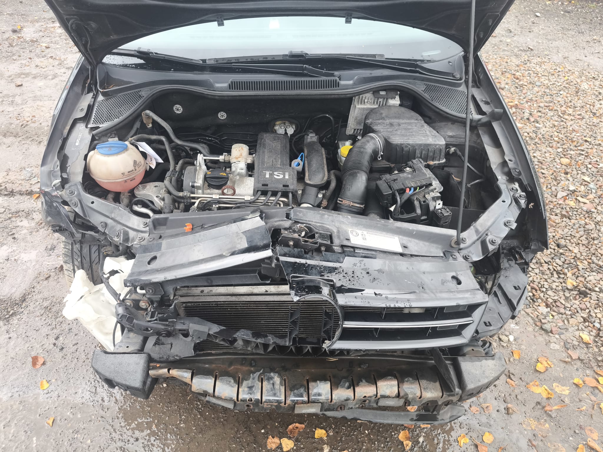 Verunfallter VW Golf mit starkem Frontschaden im geöffneten Motorraum nach Verkauf an regionalen Autoankauf in Jena