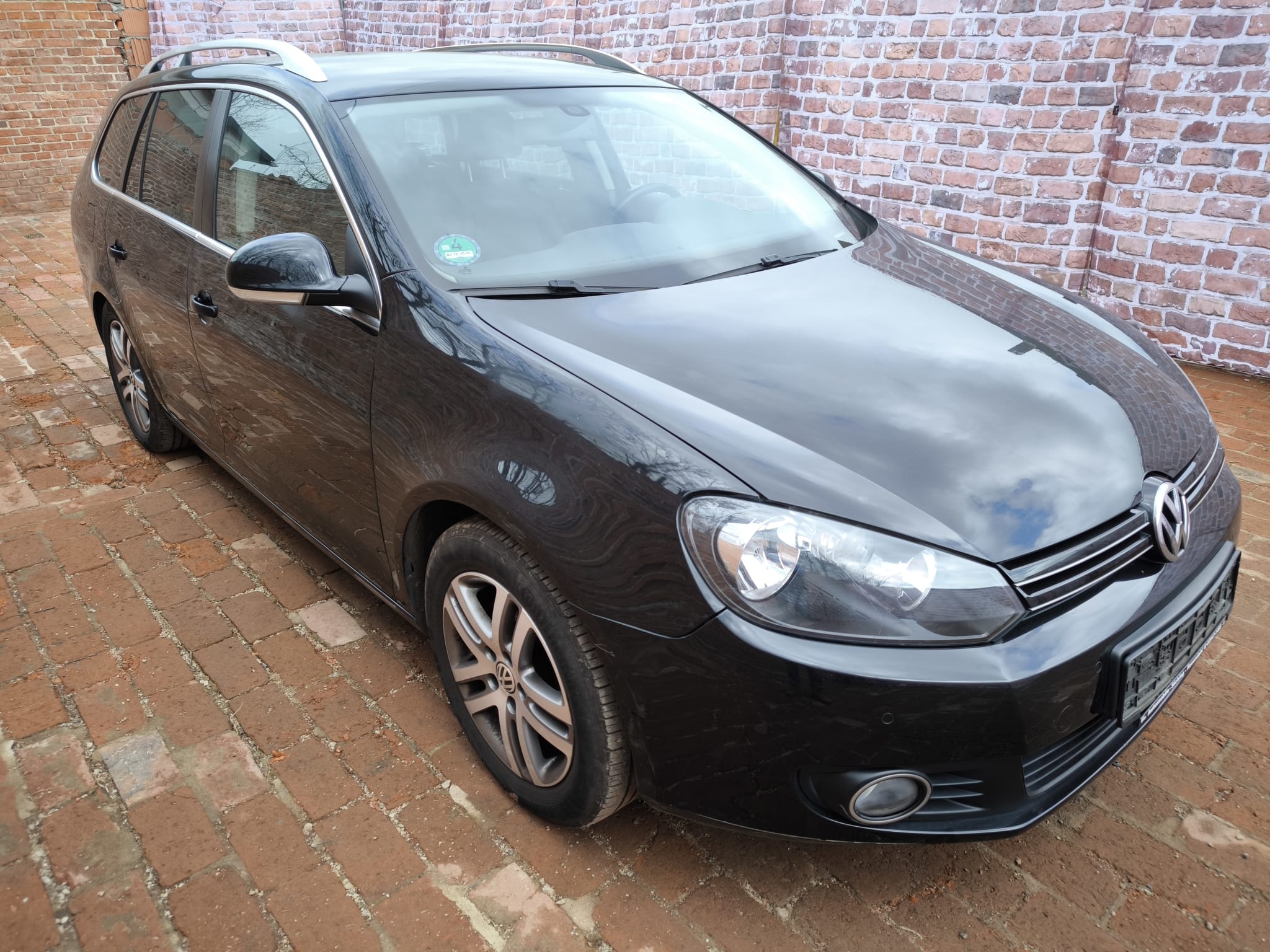 Verkauftes VW Golf Kombi Auto mit wirtschaftlichem Totalschaden in Jena auf gepflastertem Hof