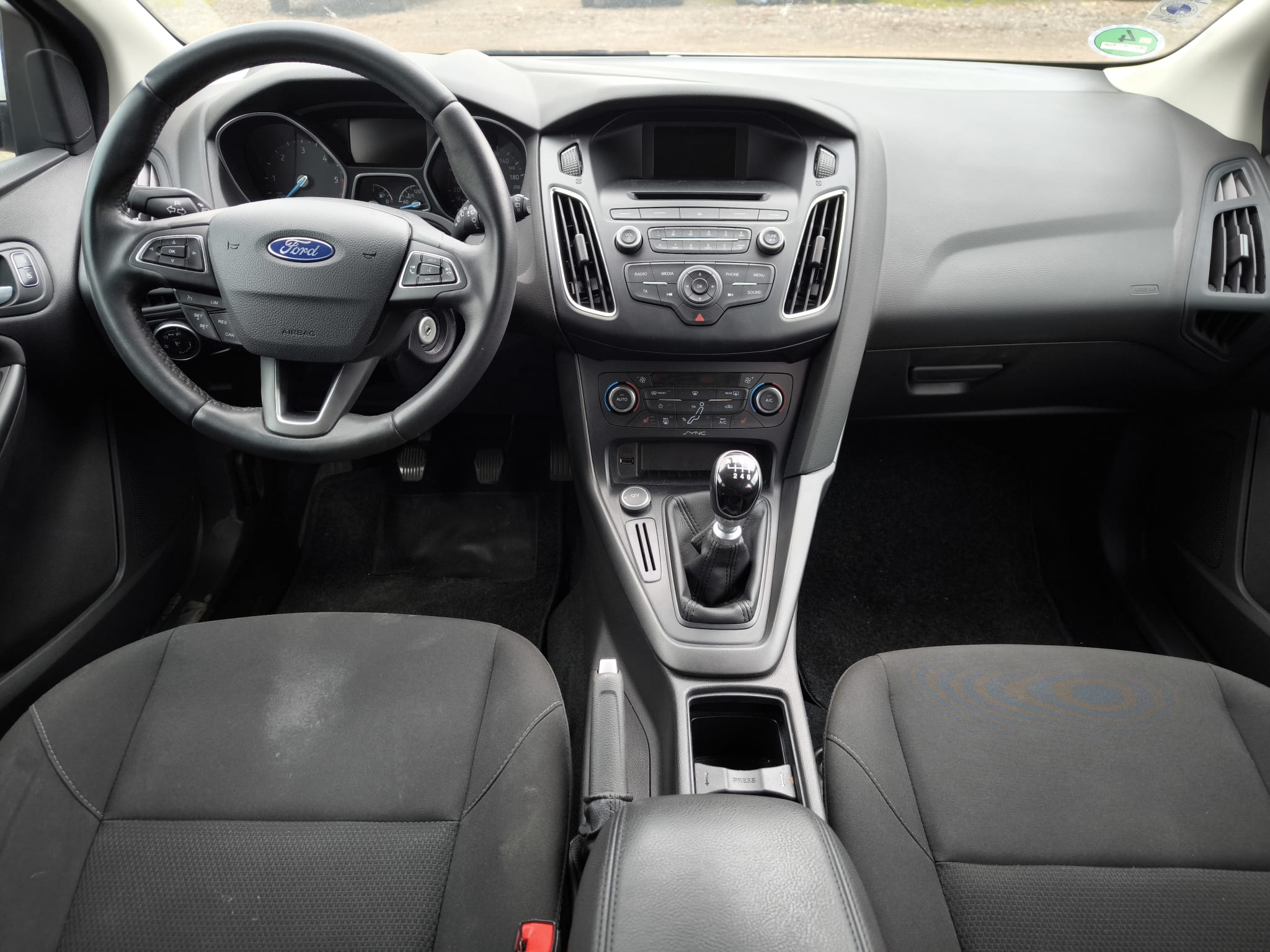 Ford Focus Innenraum nach erfolgreichem Auto Verkauf in Kaarst mit Blick auf Armaturenbrett und Schaltgetriebe