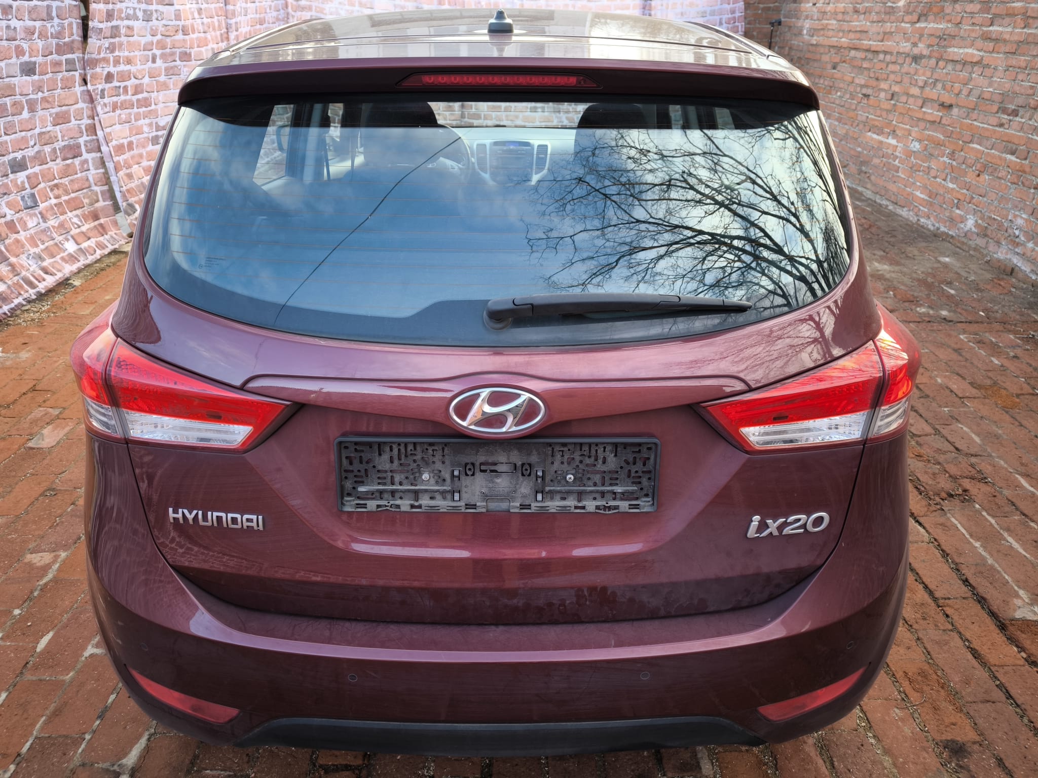 Hyundai ix20 von hinten nach erfolgreichem Auto Verkauf in Kaiserslautern auf Hof aufgenommen