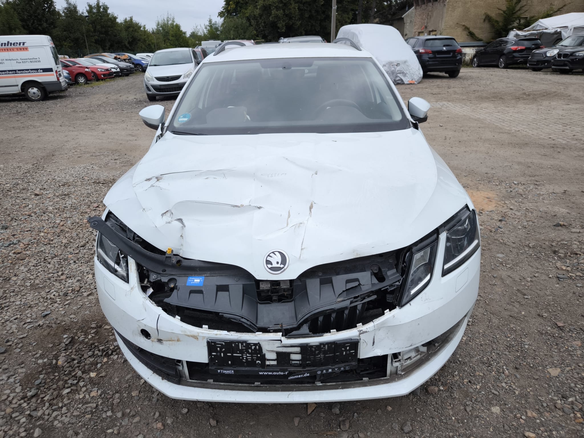 Skoda mit starkem Frontschaden nach Unfall auf Schotterplatz in Kamp-Lintfort verkaufen